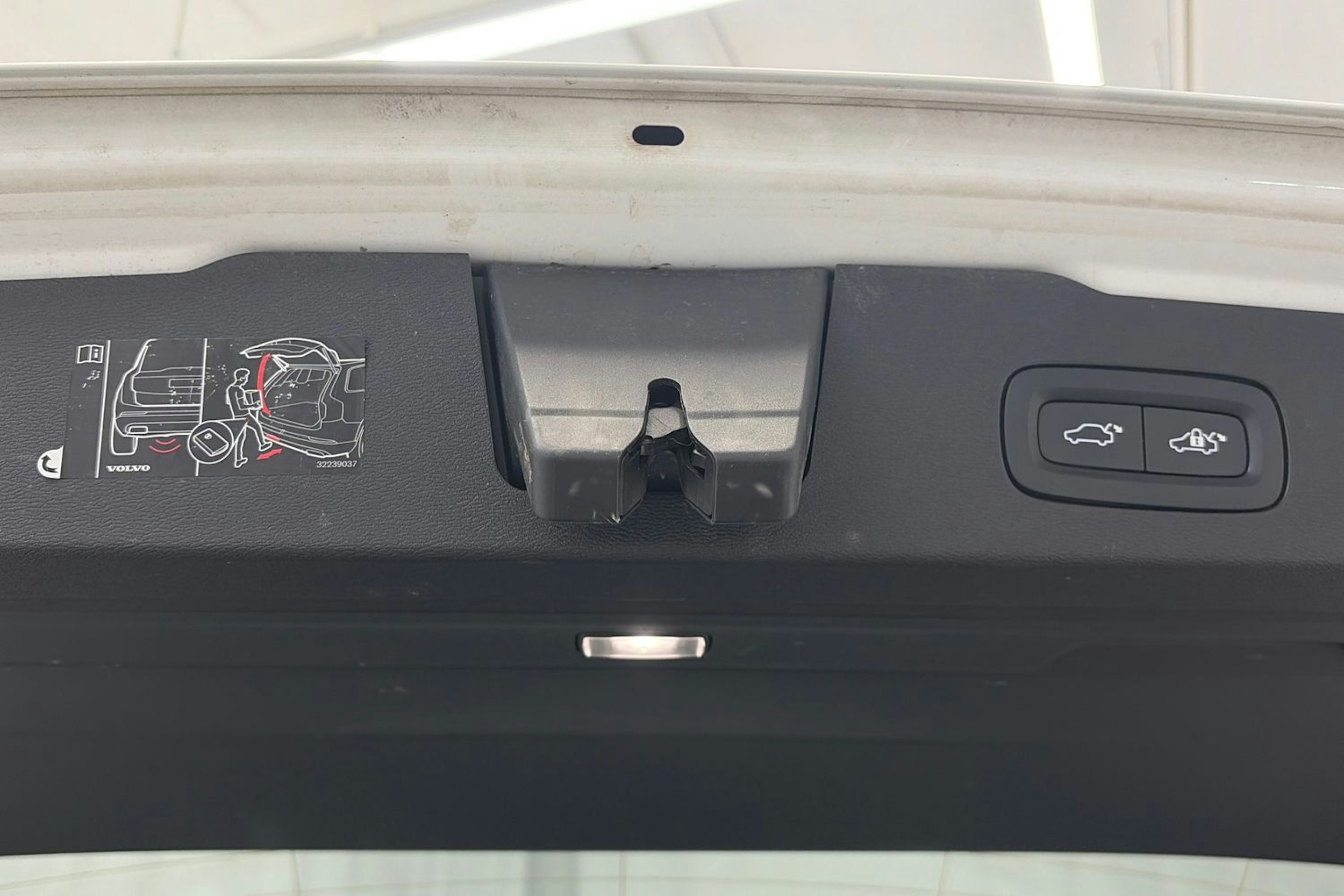 met. valkoinen Volvo V60 2021 kuva 15.