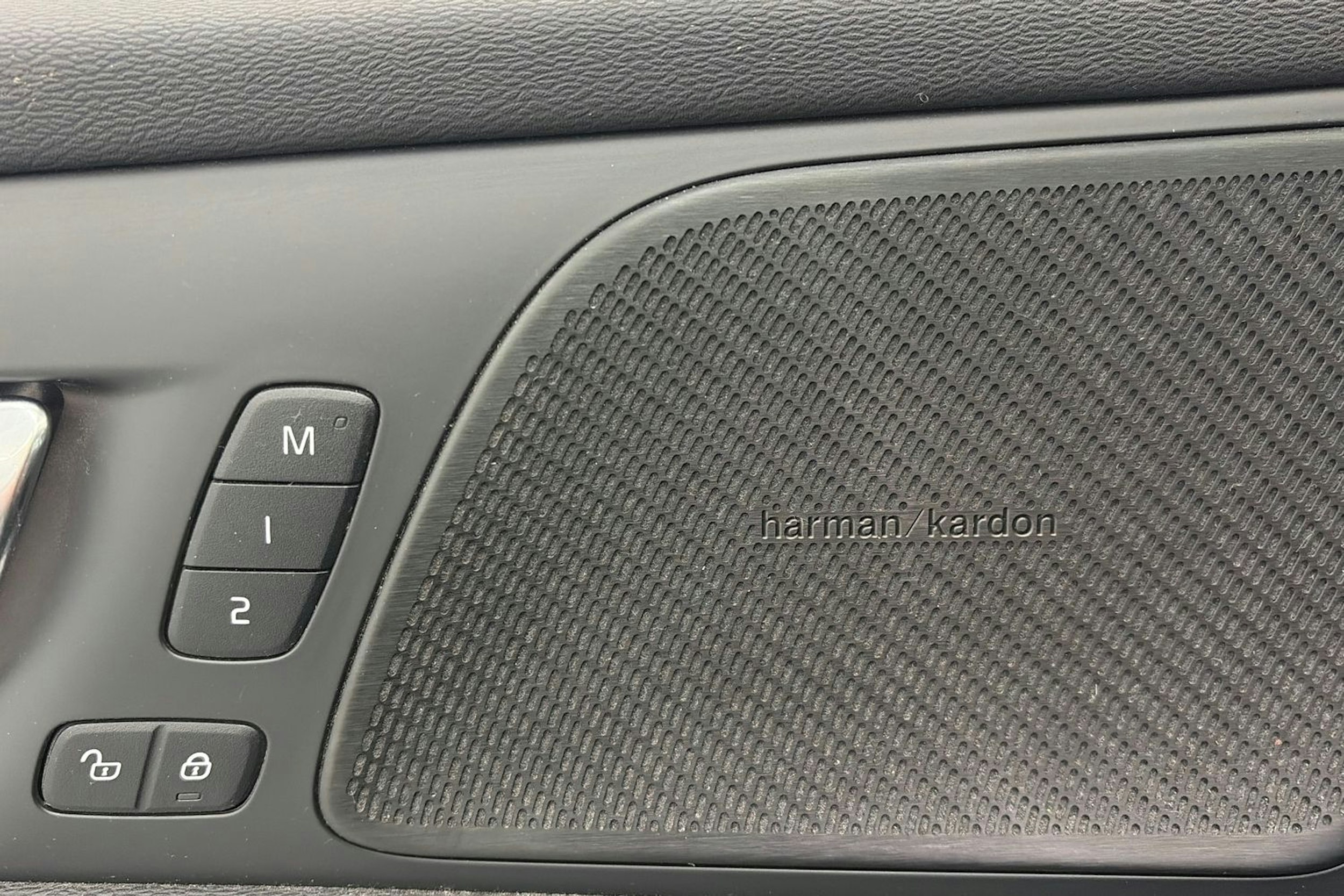 met. valkoinen Volvo V60 2021 kuva 18.