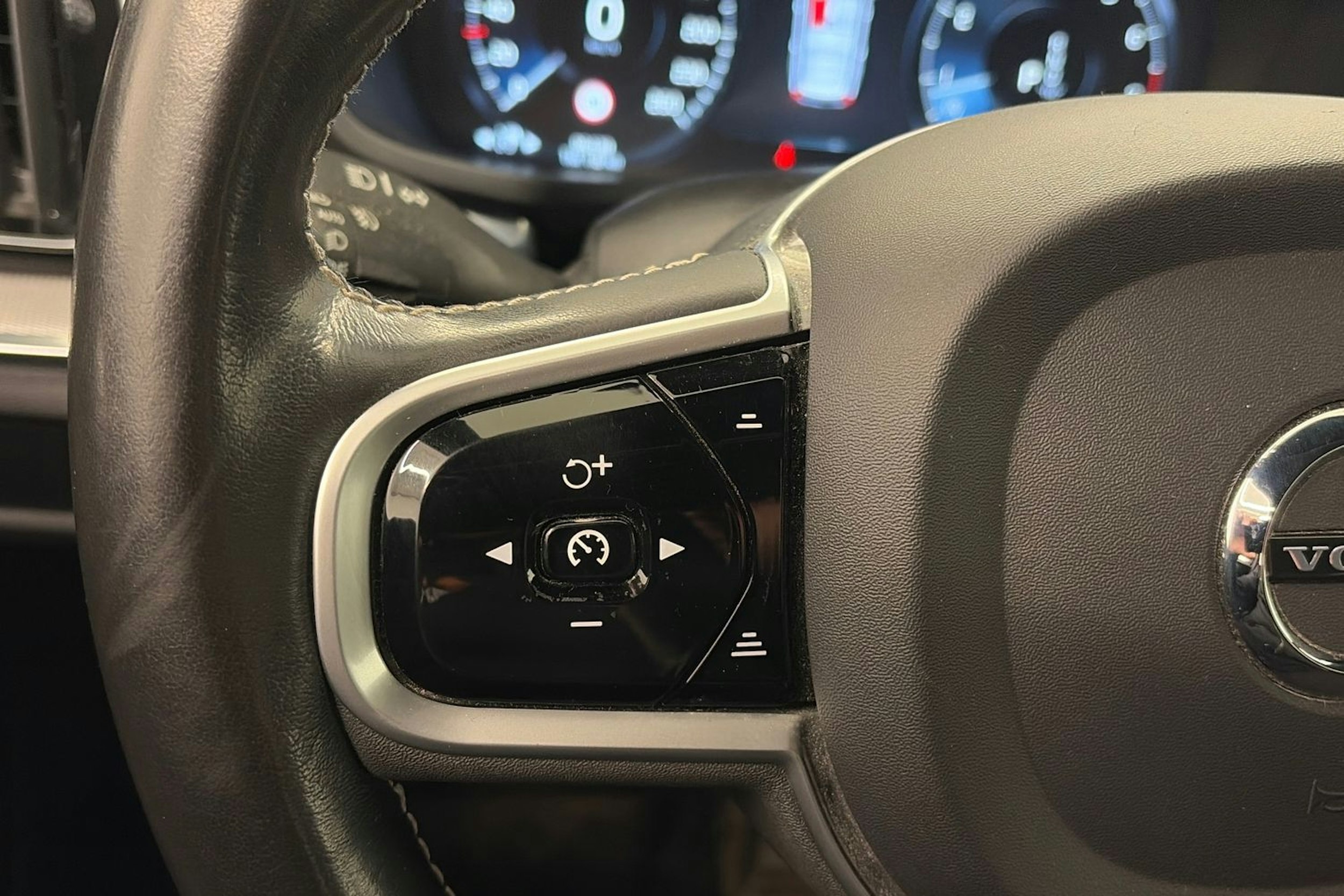 met. valkoinen Volvo V60 2021 kuva 19.