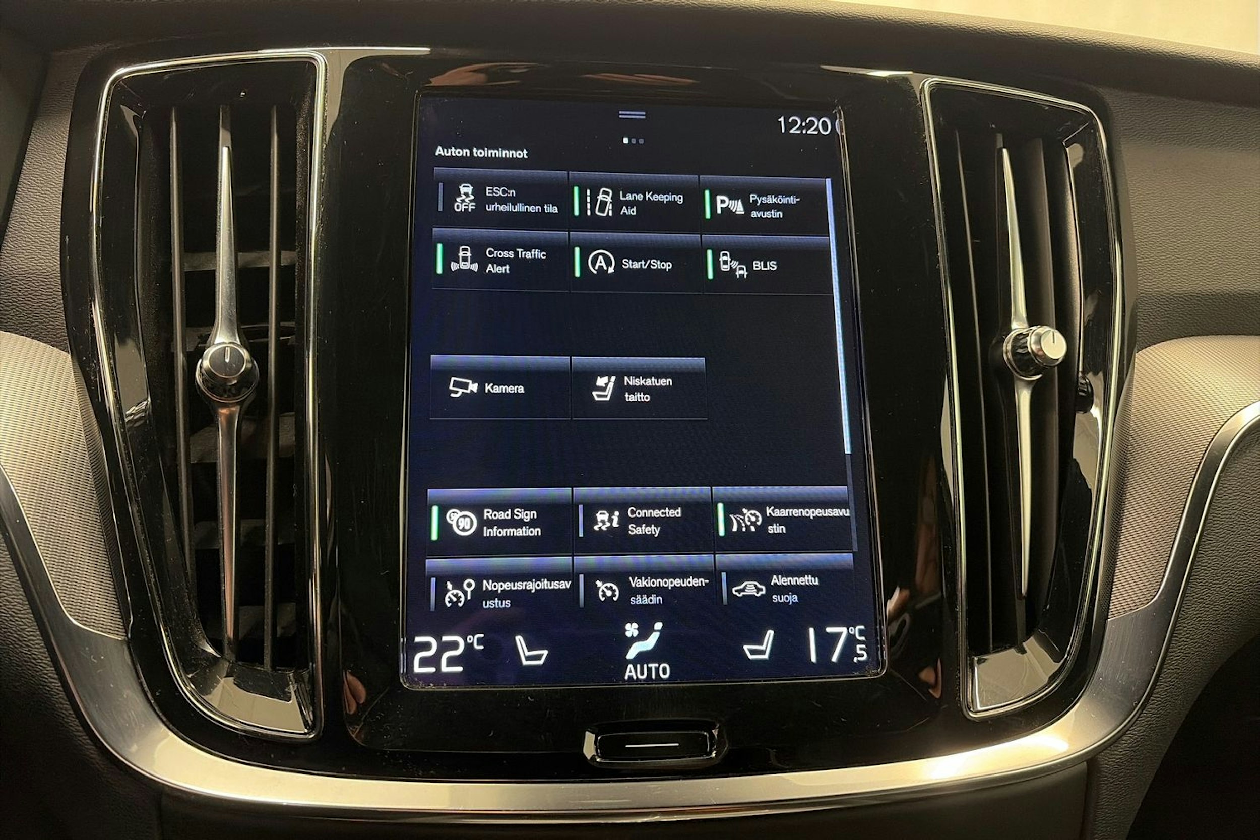 met. valkoinen Volvo V60 2021 kuva 21.