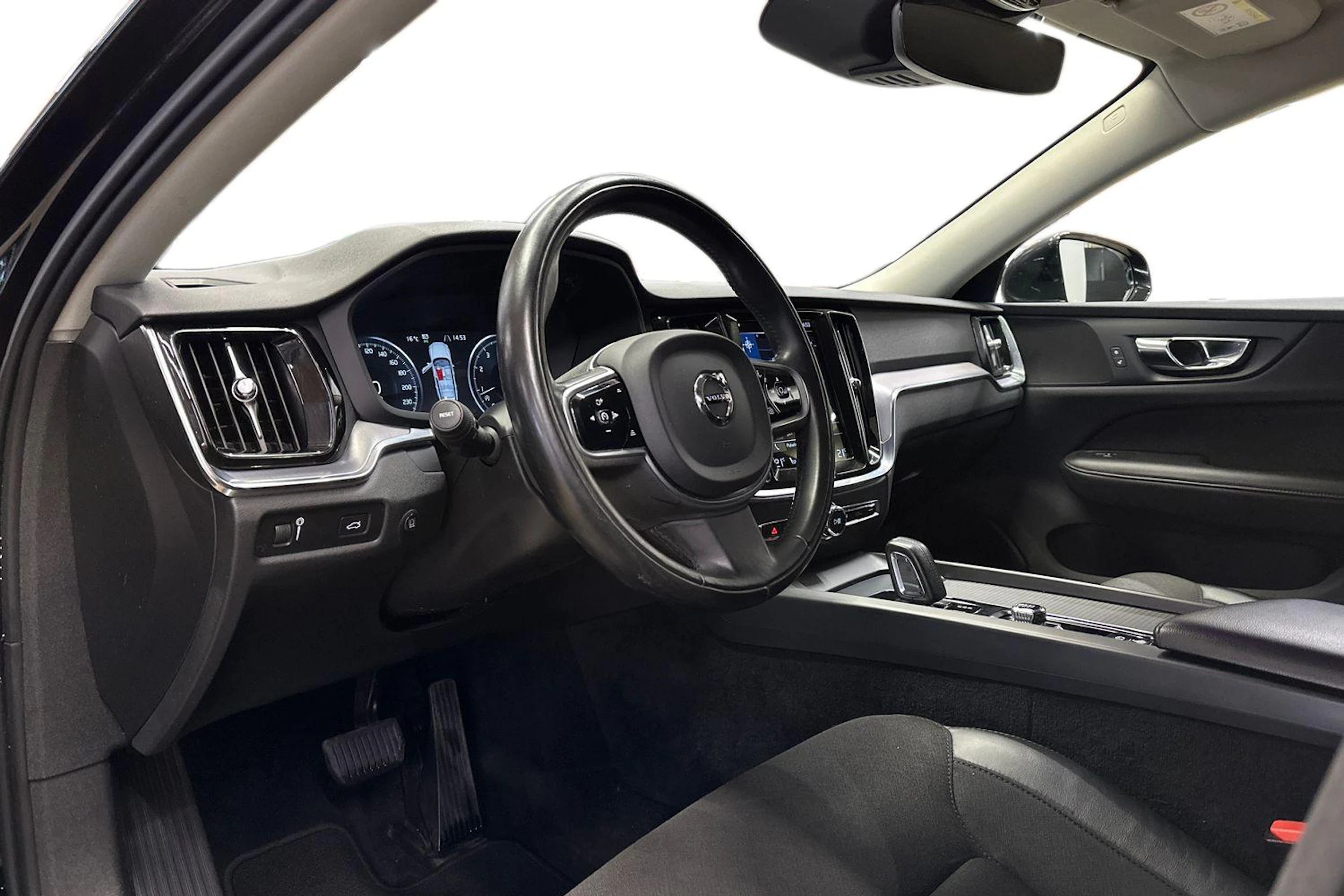met. musta Volvo V60 2021 kuva 6.