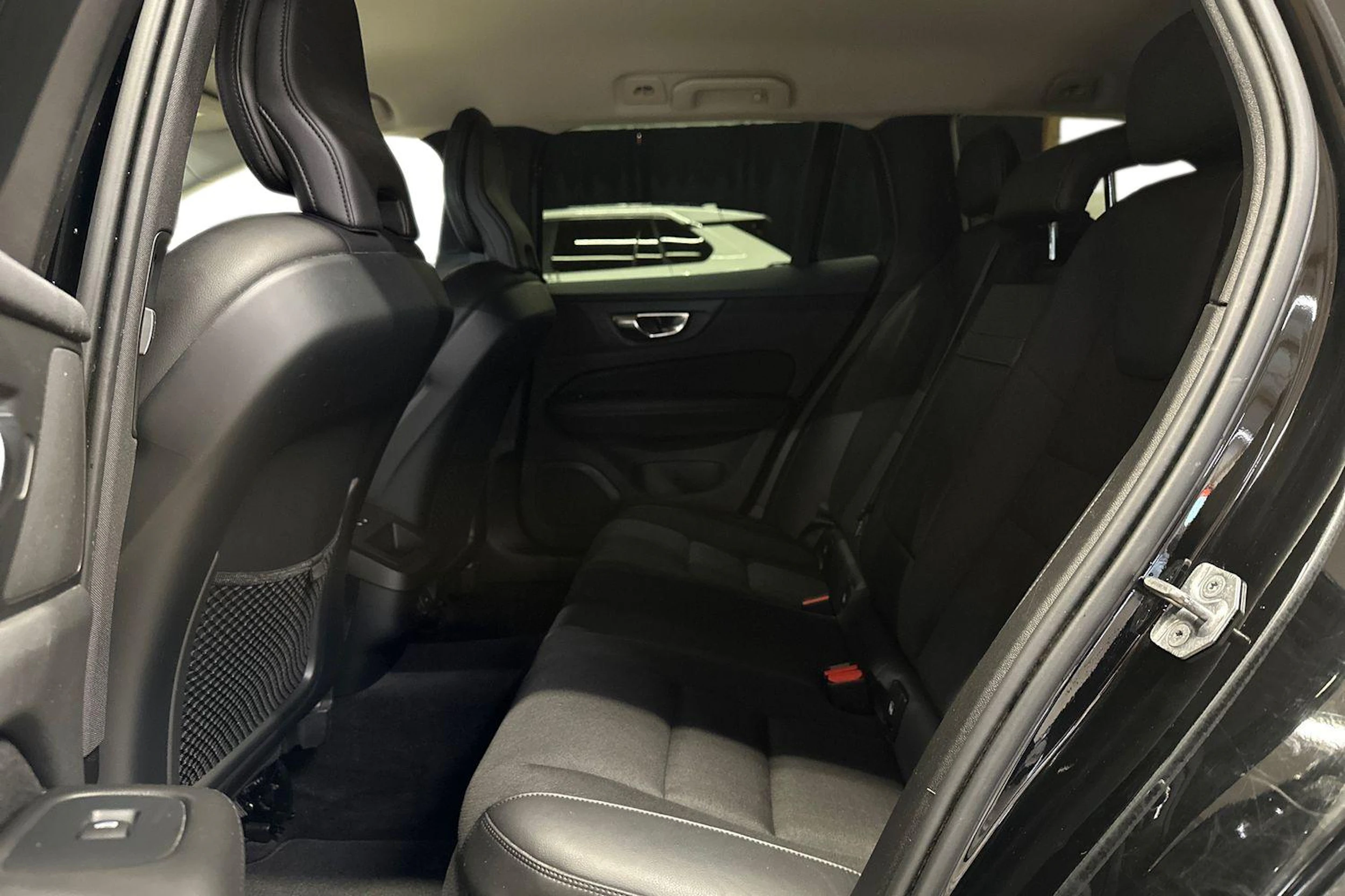 met. musta Volvo V60 2021 kuva 8.
