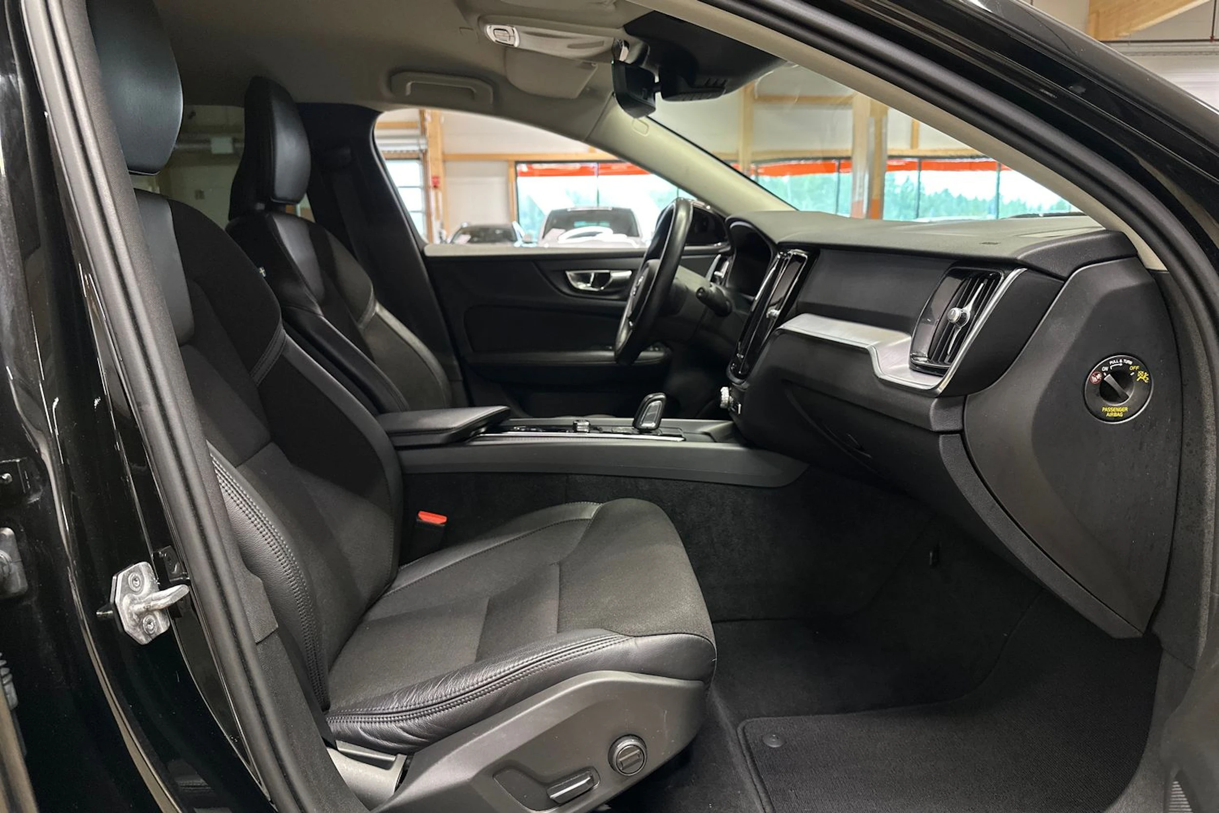 met. musta Volvo V60 2021 kuva 11.