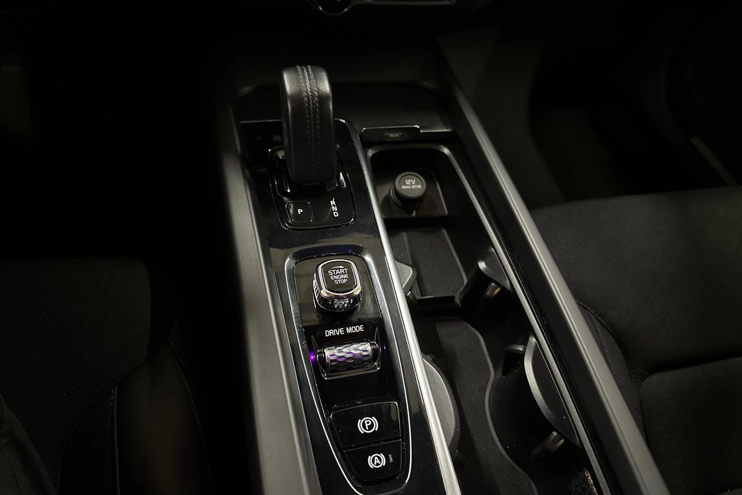 met. musta Volvo V60 2021 kuva 16.