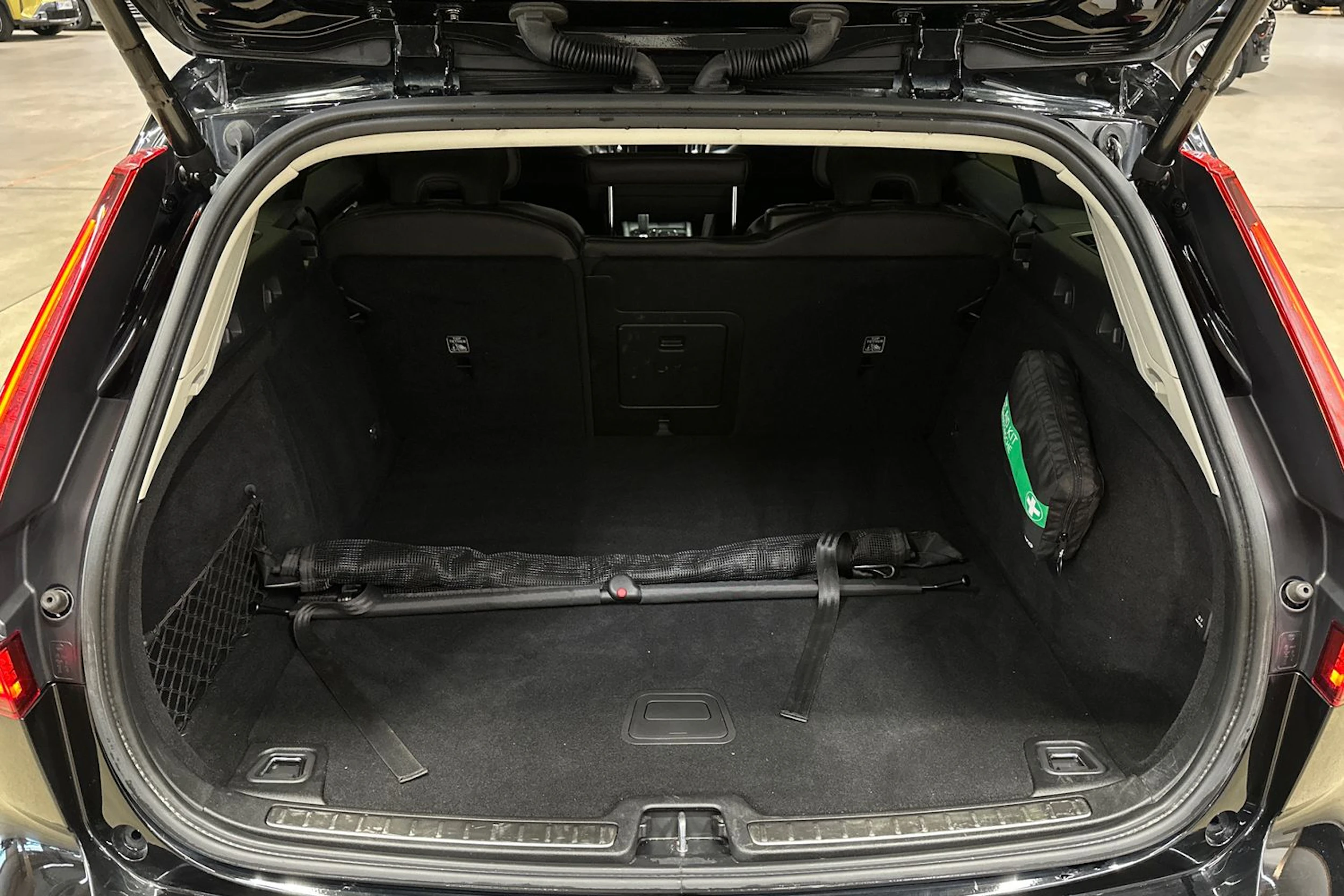 met. musta Volvo V60 2021 kuva 22.