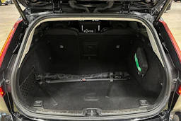 met. musta Volvo V60 2021 kuva 22.