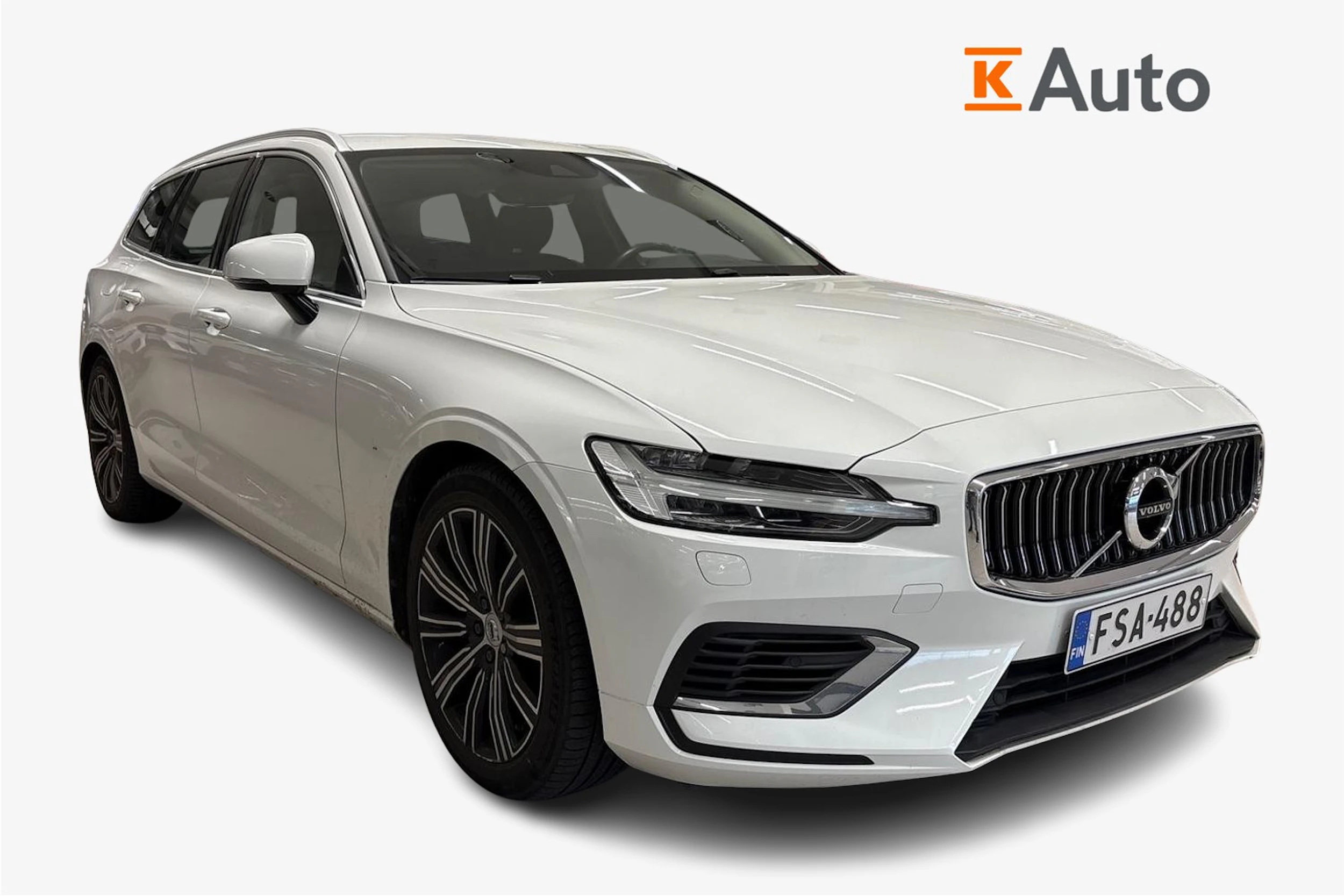 valkoinen Volvo V60 2021 kuva 1.