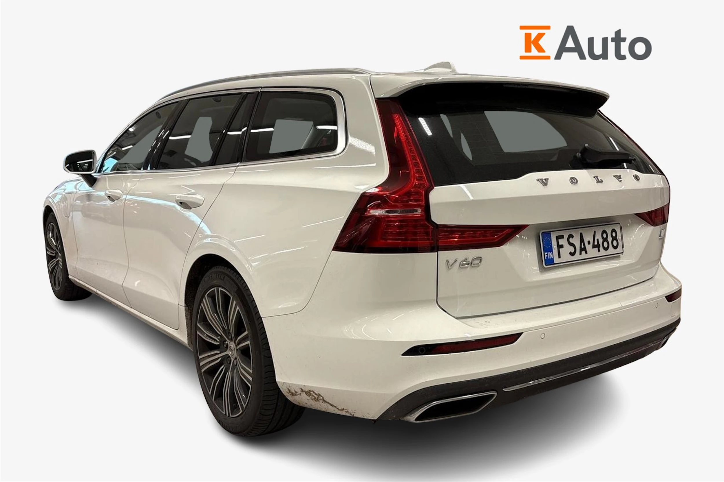 valkoinen Volvo V60 2021 kuva 2.