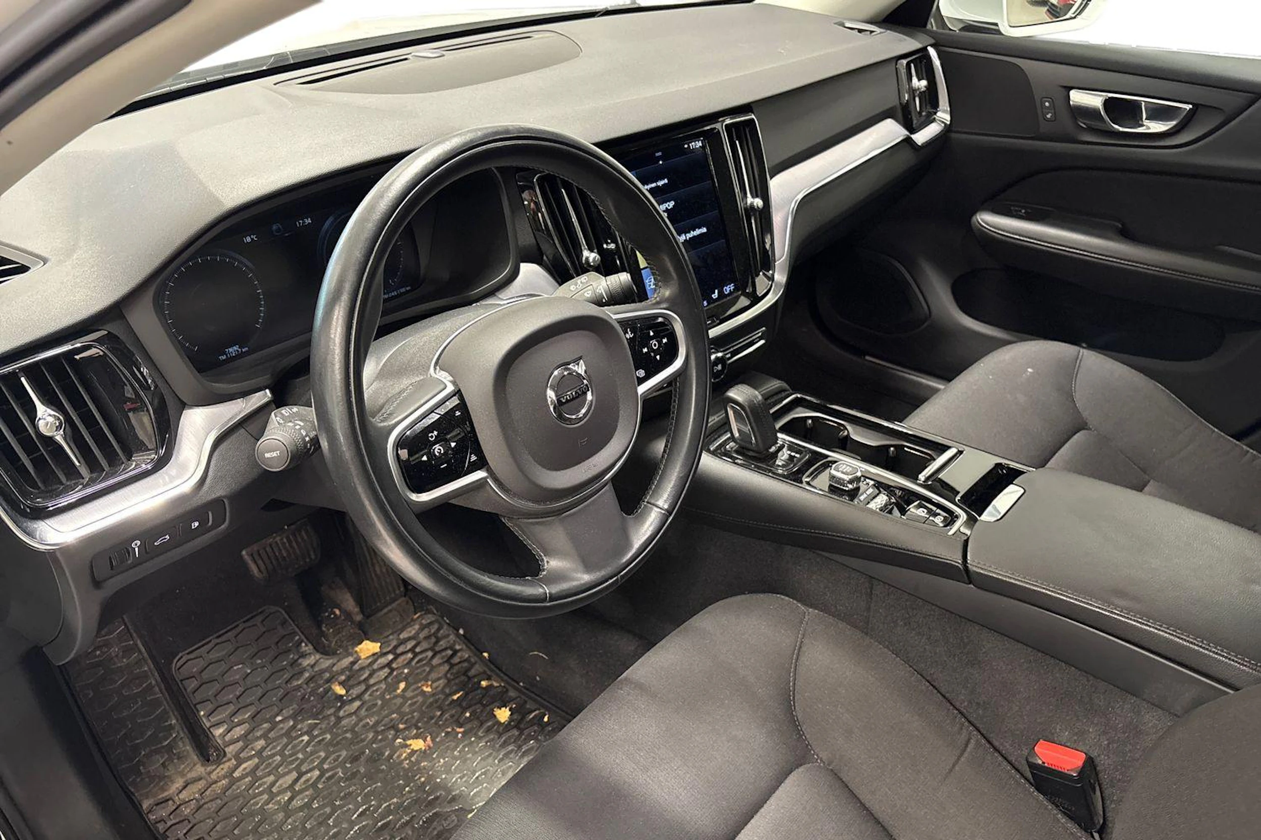 valkoinen Volvo V60 2021 kuva 3.