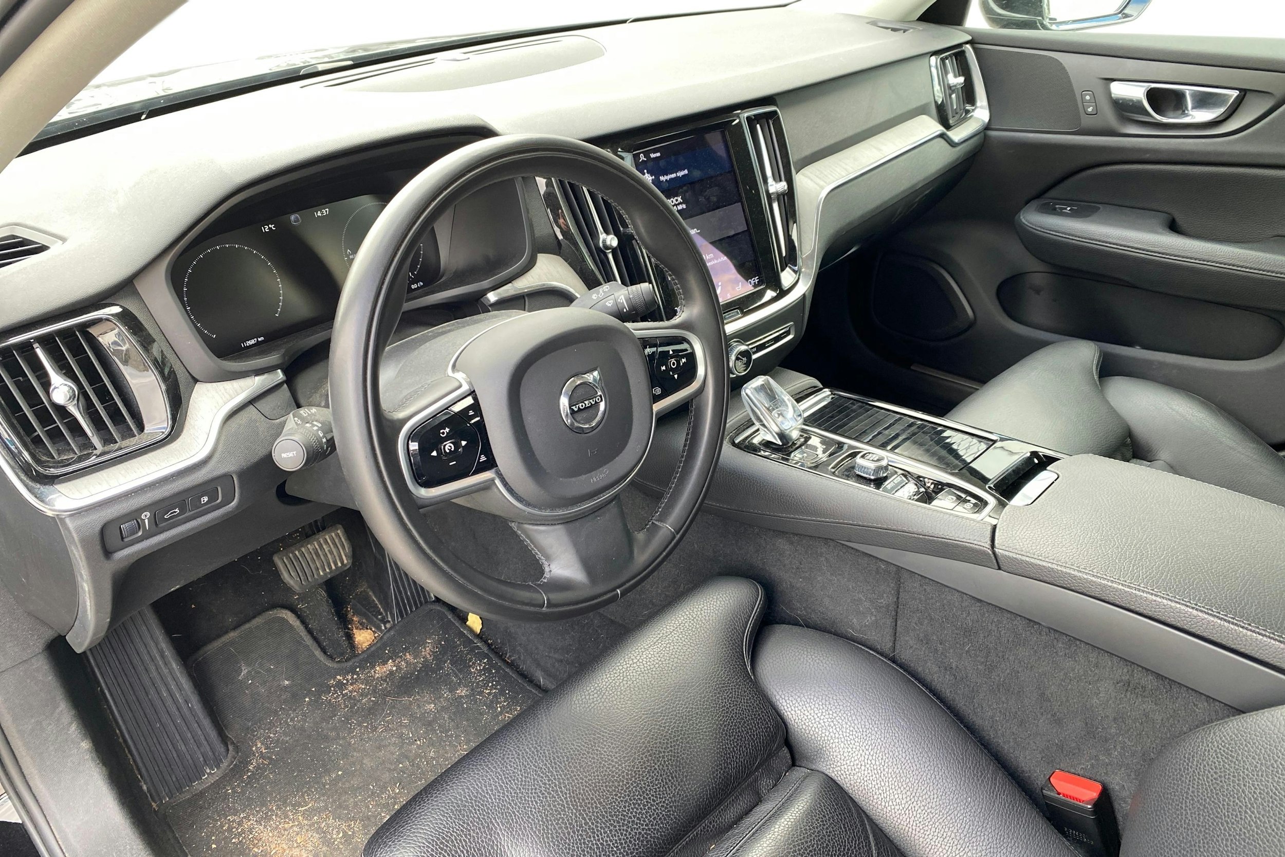 musta Volvo V60 2021 kuva 3.