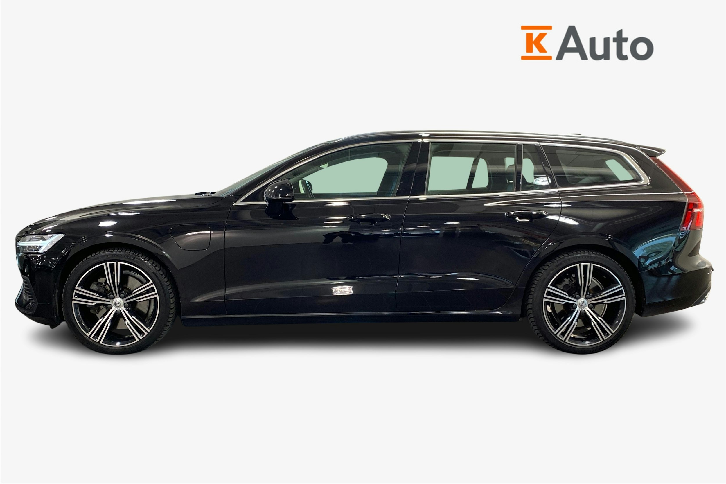 musta Volvo V60 2021 kuva 6.