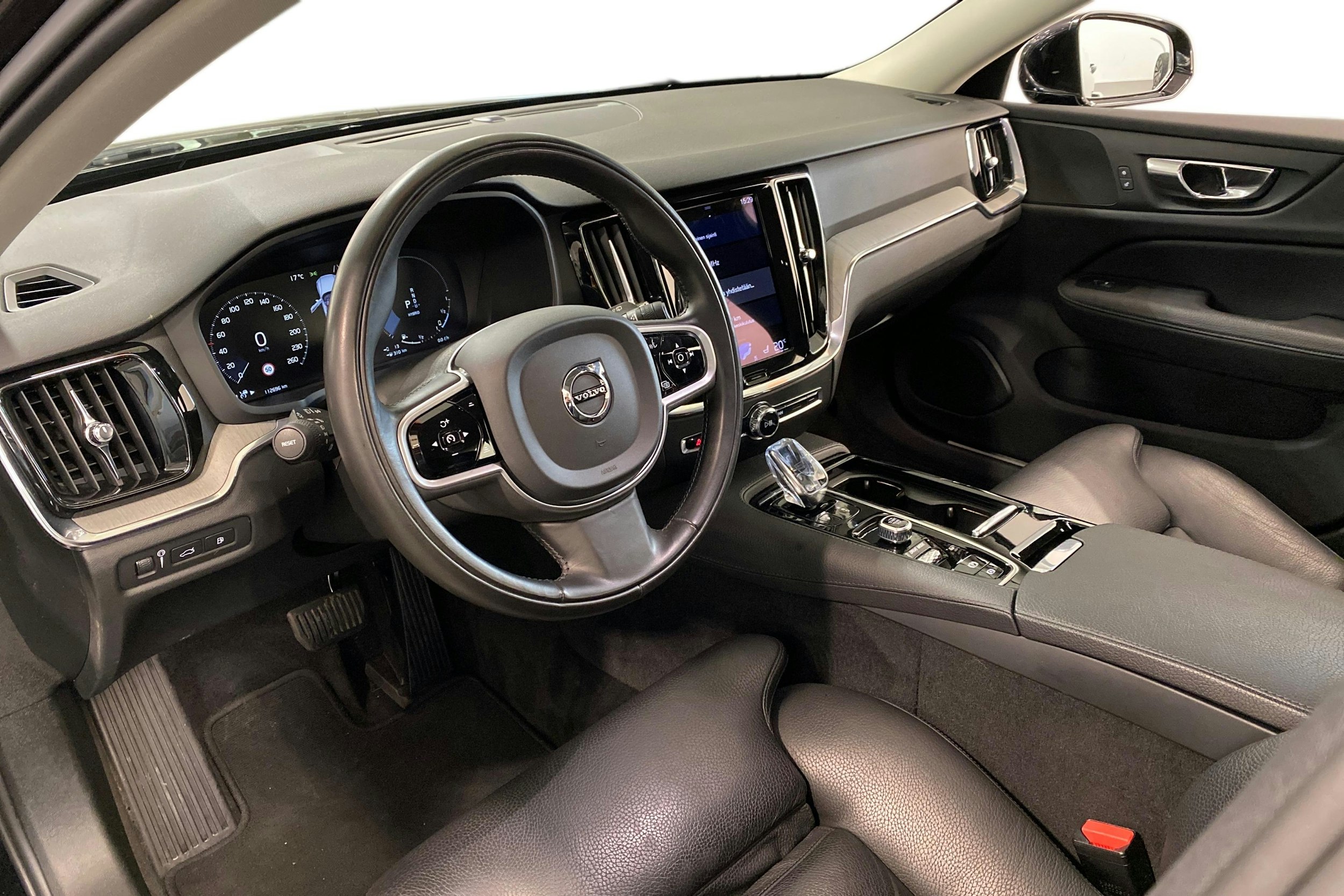 musta Volvo V60 2021 kuva 7.
