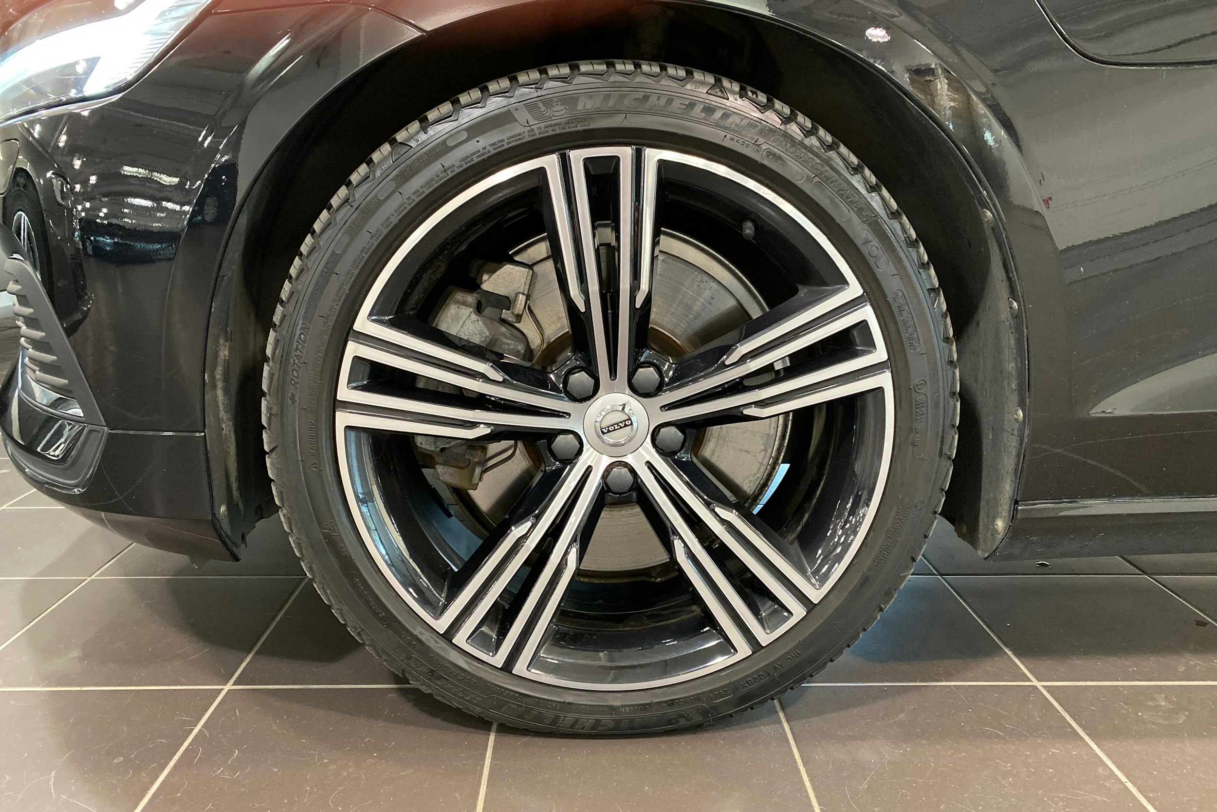 musta Volvo V60 2021 kuva 11.