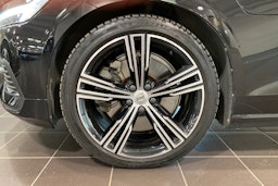 musta Volvo V60 2021 kuva 11.