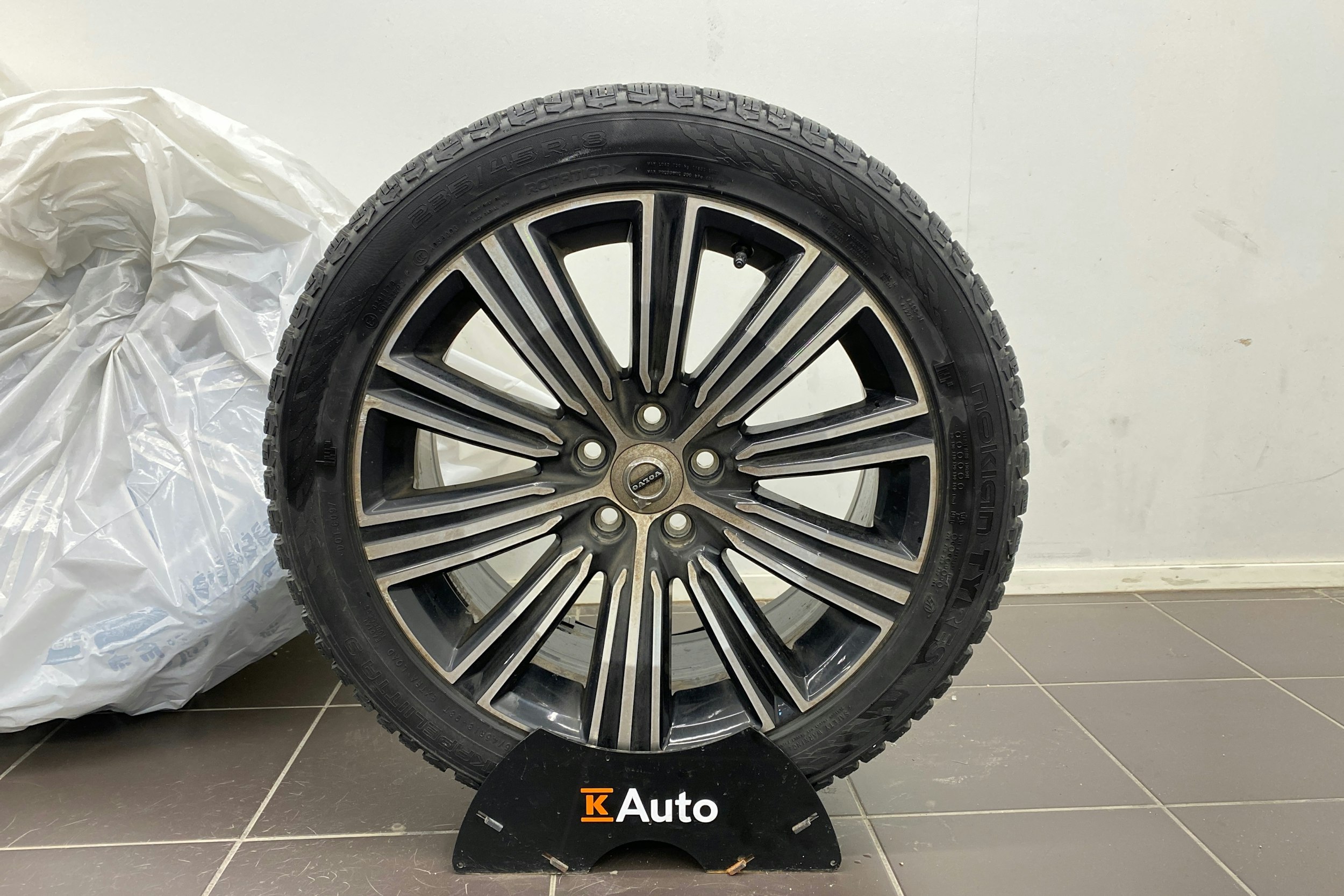 musta Volvo V60 2021 kuva 13.