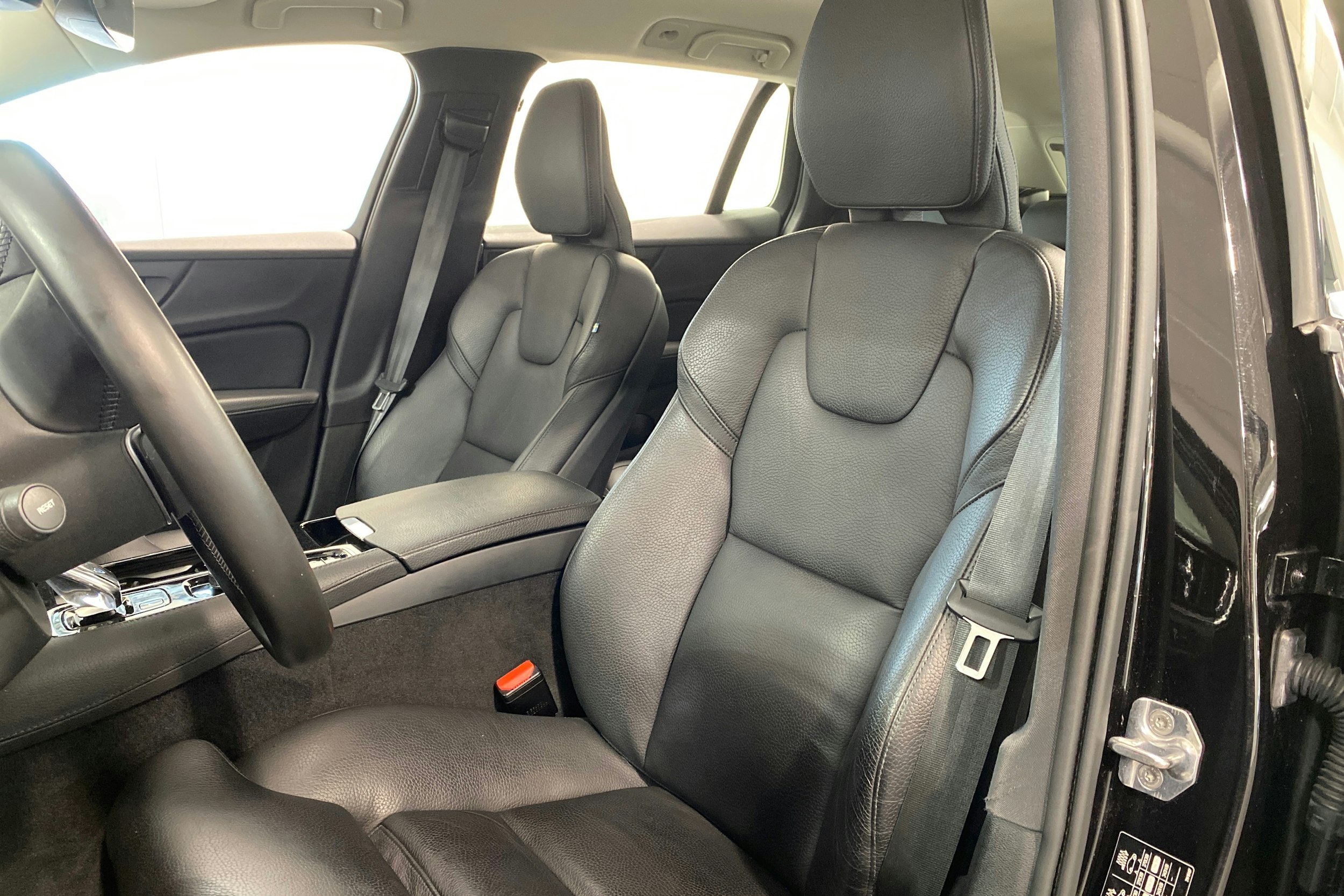 musta Volvo V60 2021 kuva 16.