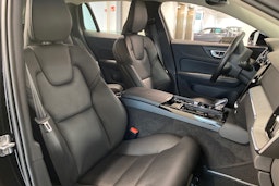 musta Volvo V60 2021 kuva 17.