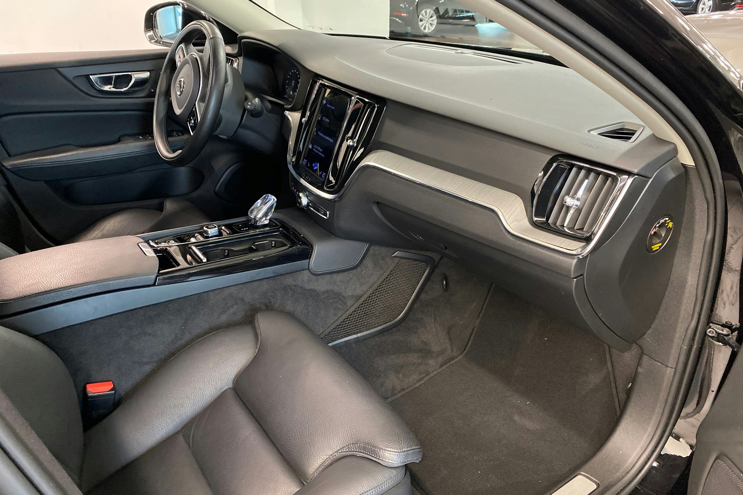 musta Volvo V60 2021 kuva 18.