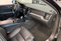 musta Volvo V60 2021 kuva 18.