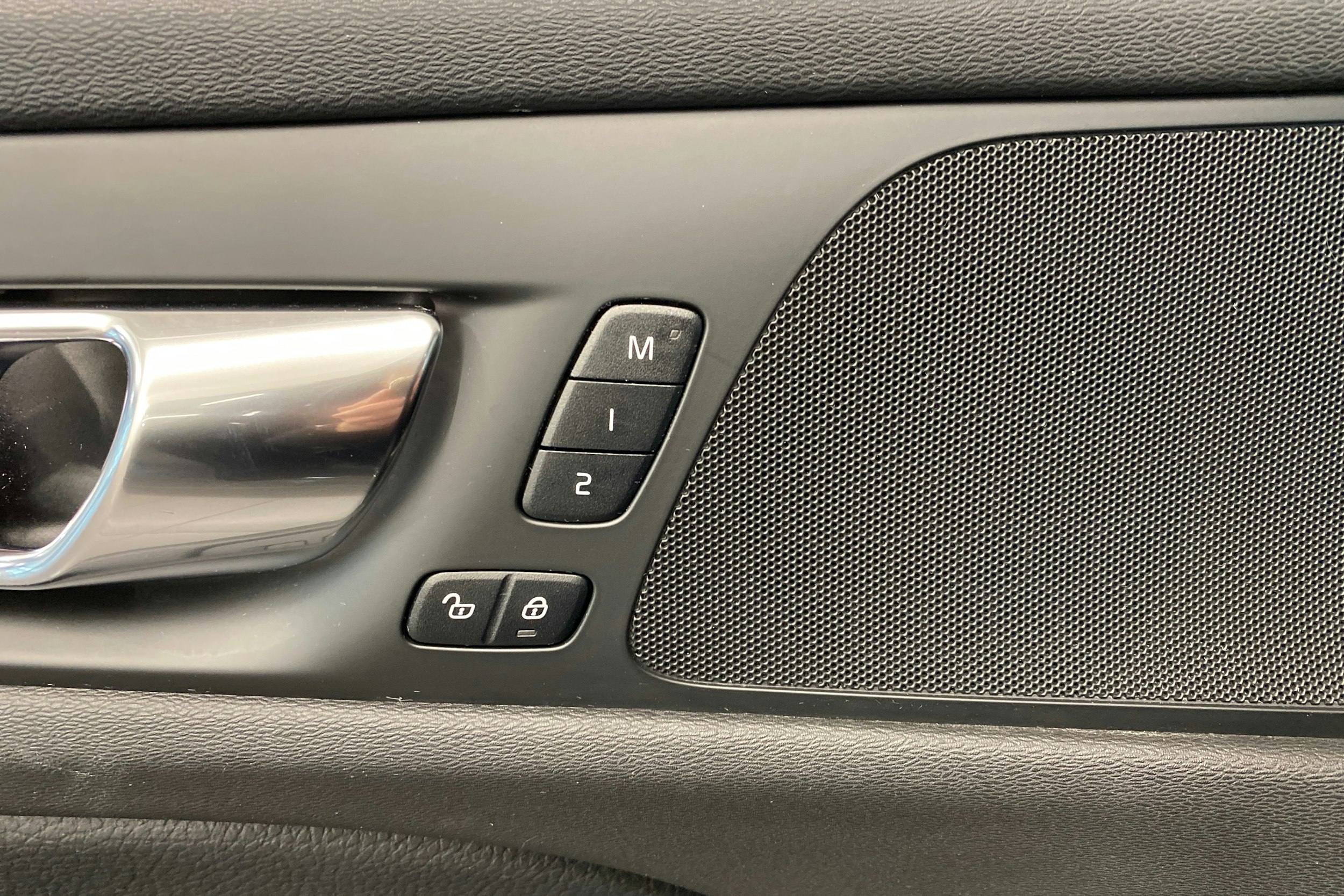 musta Volvo V60 2021 kuva 25.
