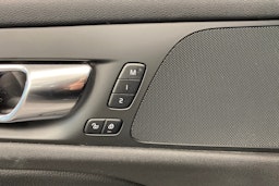 musta Volvo V60 2021 kuva 25.