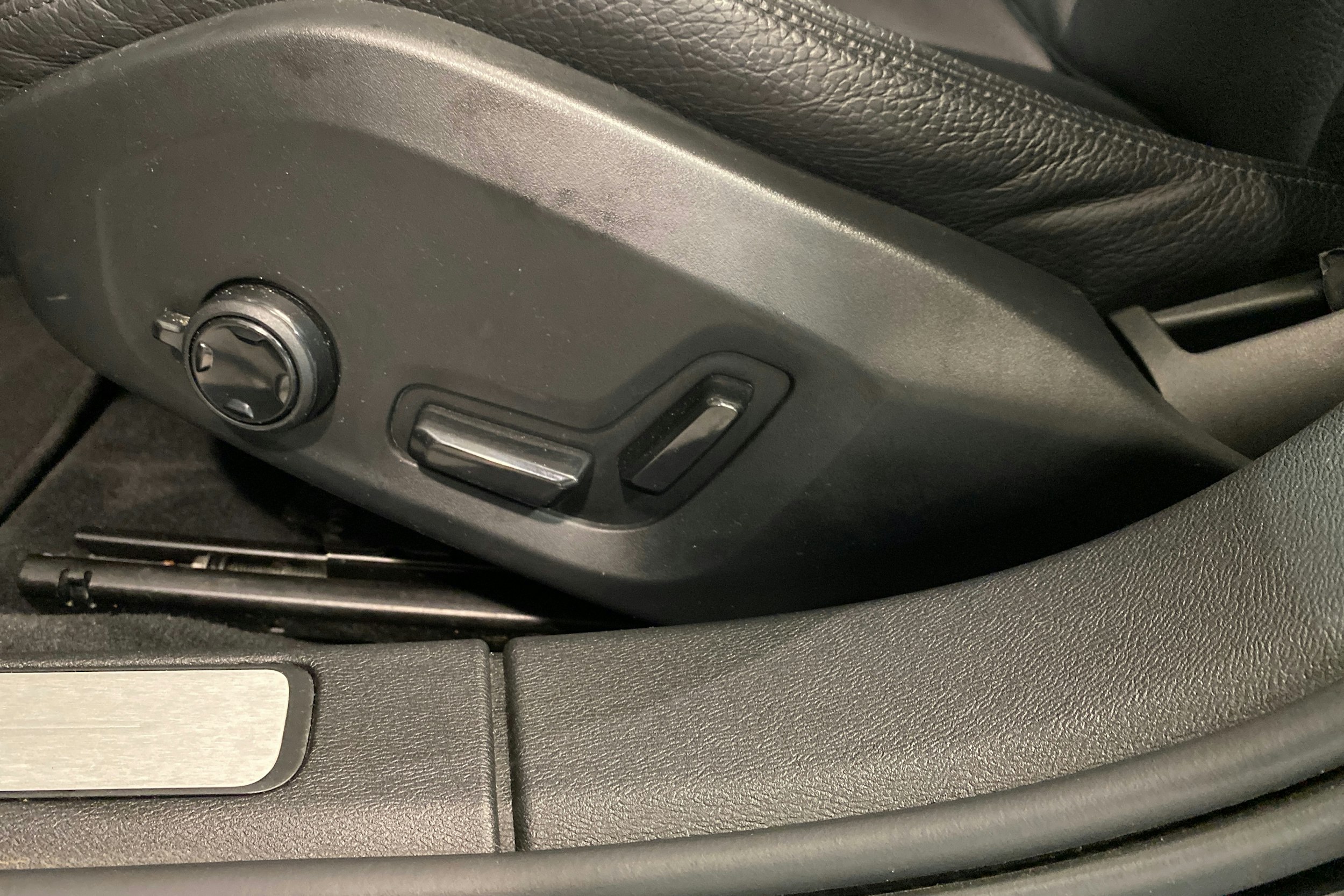 musta Volvo V60 2021 kuva 26.