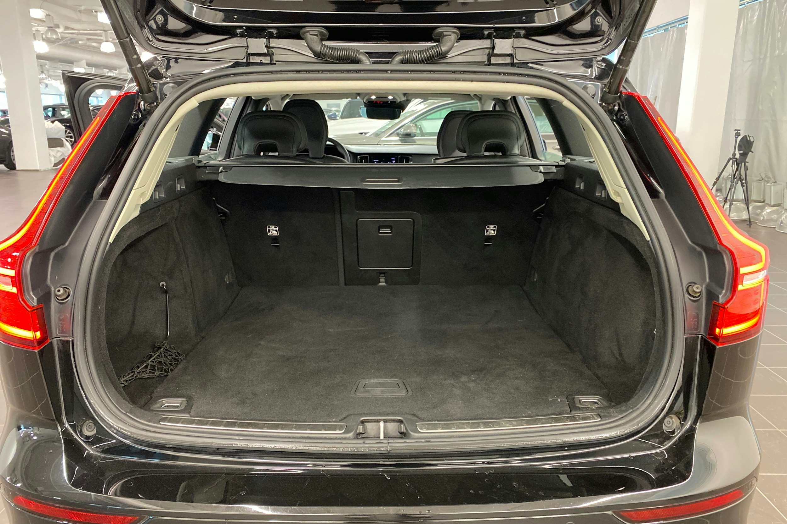 musta Volvo V60 2021 kuva 27.