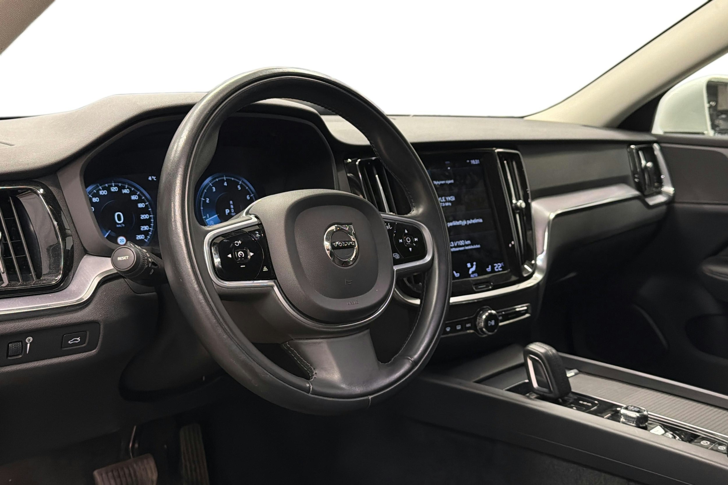 valkoinen Volvo V60 2021 kuva 3.