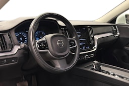 valkoinen Volvo V60 2021 kuva 3.