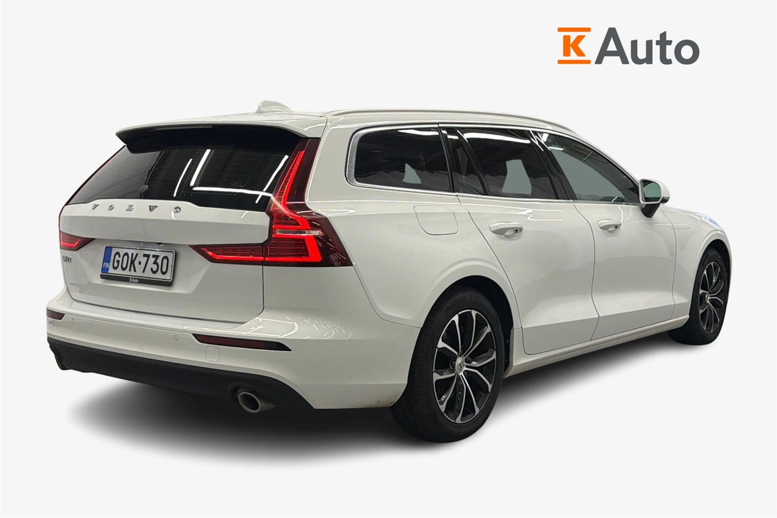 valkoinen Volvo V60 2021 kuva 3.