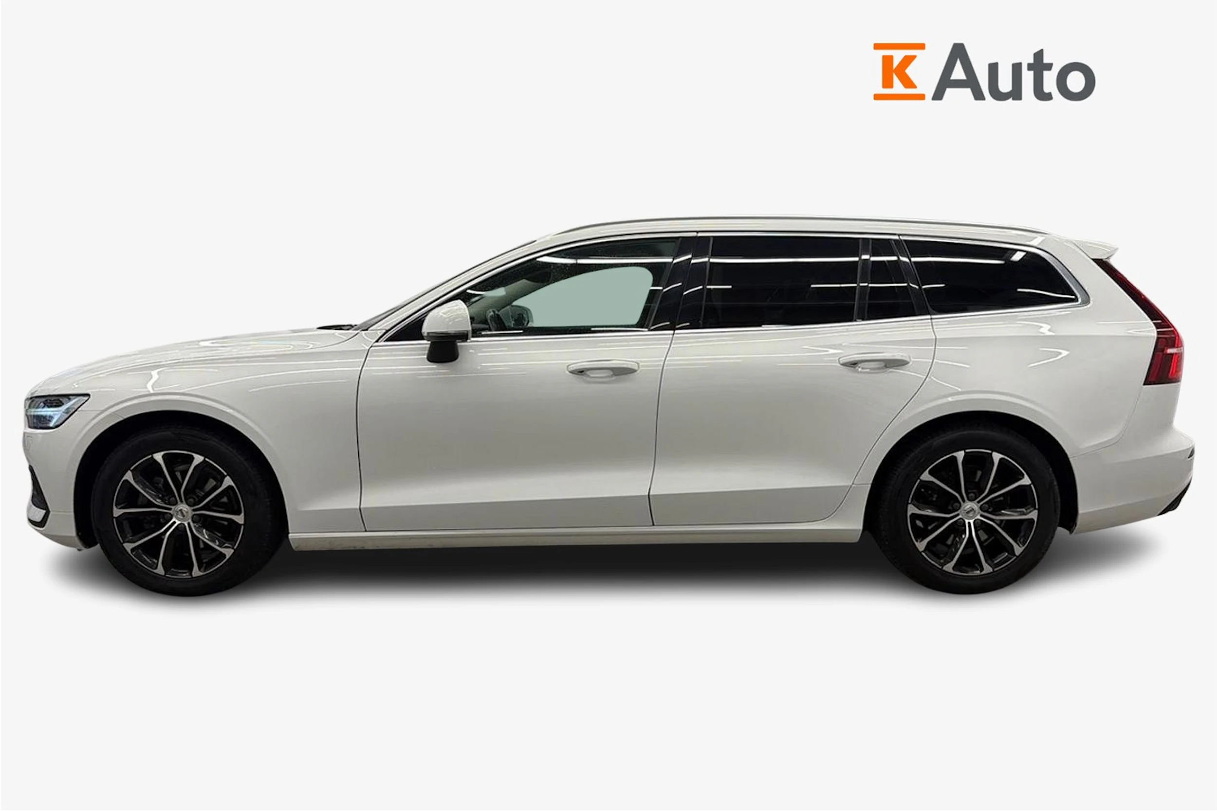 valkoinen Volvo V60 2021 kuva 7.