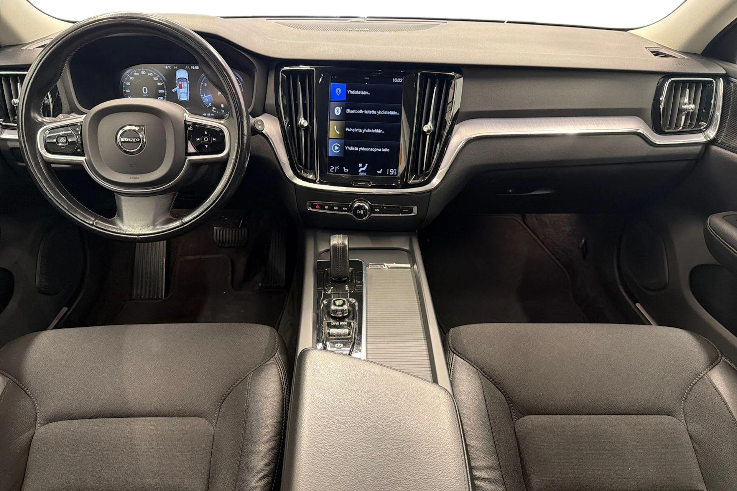 valkoinen Volvo V60 2021 kuva 9.