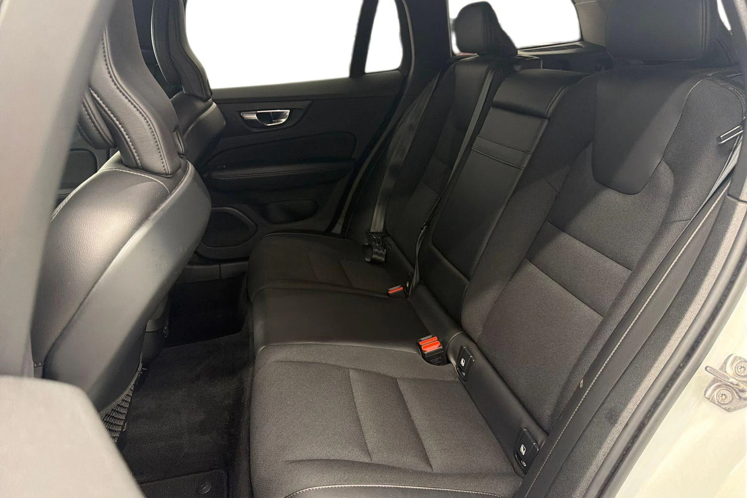 valkoinen Volvo V60 2021 kuva 11.