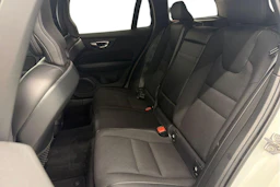 valkoinen Volvo V60 2021 kuva 11.