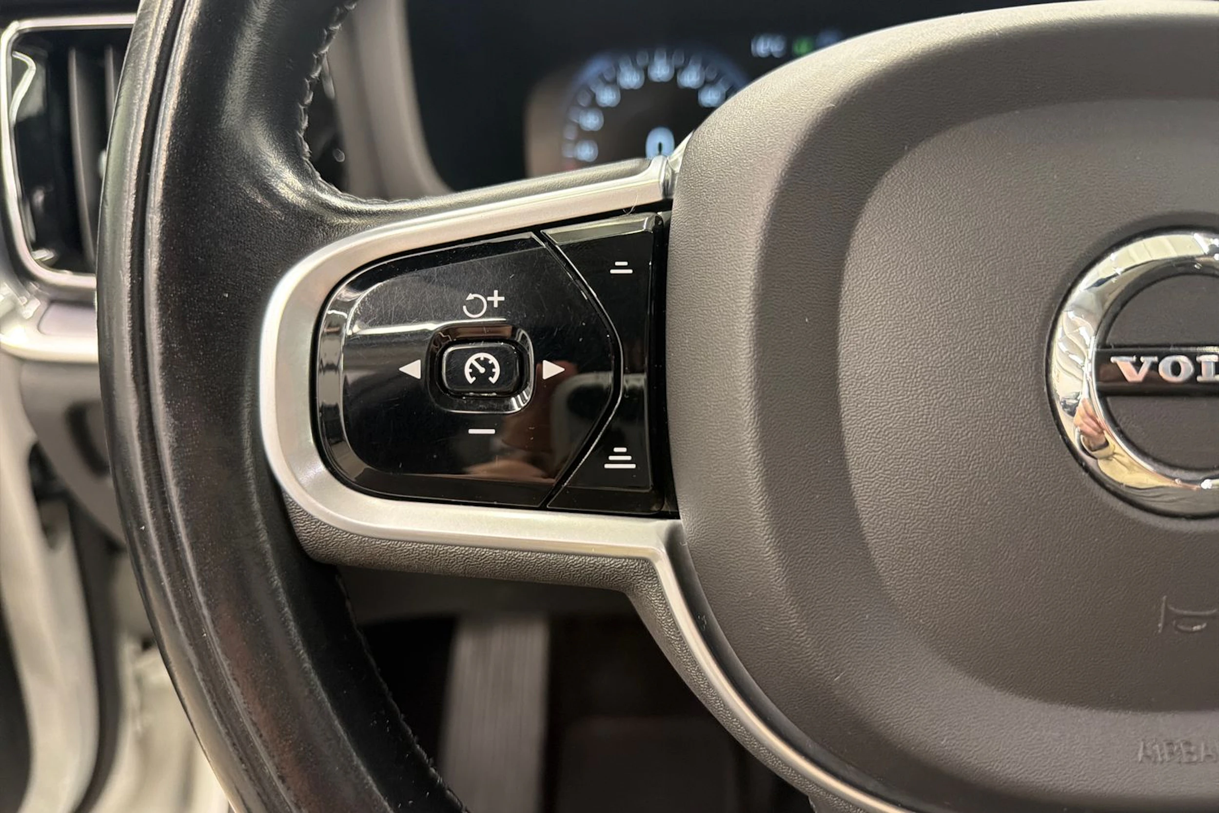 valkoinen Volvo V60 2021 kuva 16.