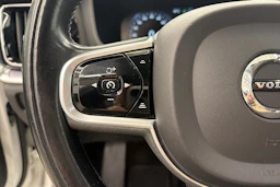 valkoinen Volvo V60 2021 kuva 16.