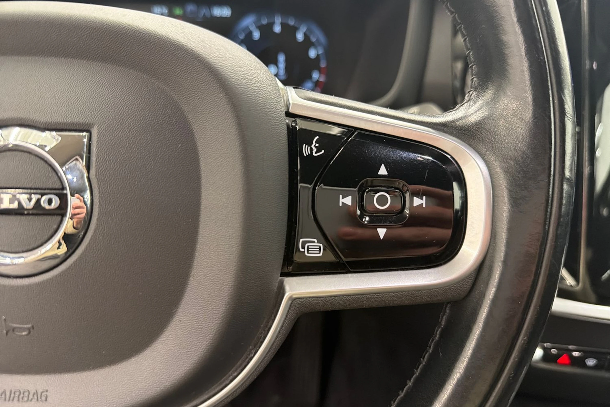 valkoinen Volvo V60 2021 kuva 17.