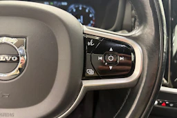valkoinen Volvo V60 2021 kuva 17.