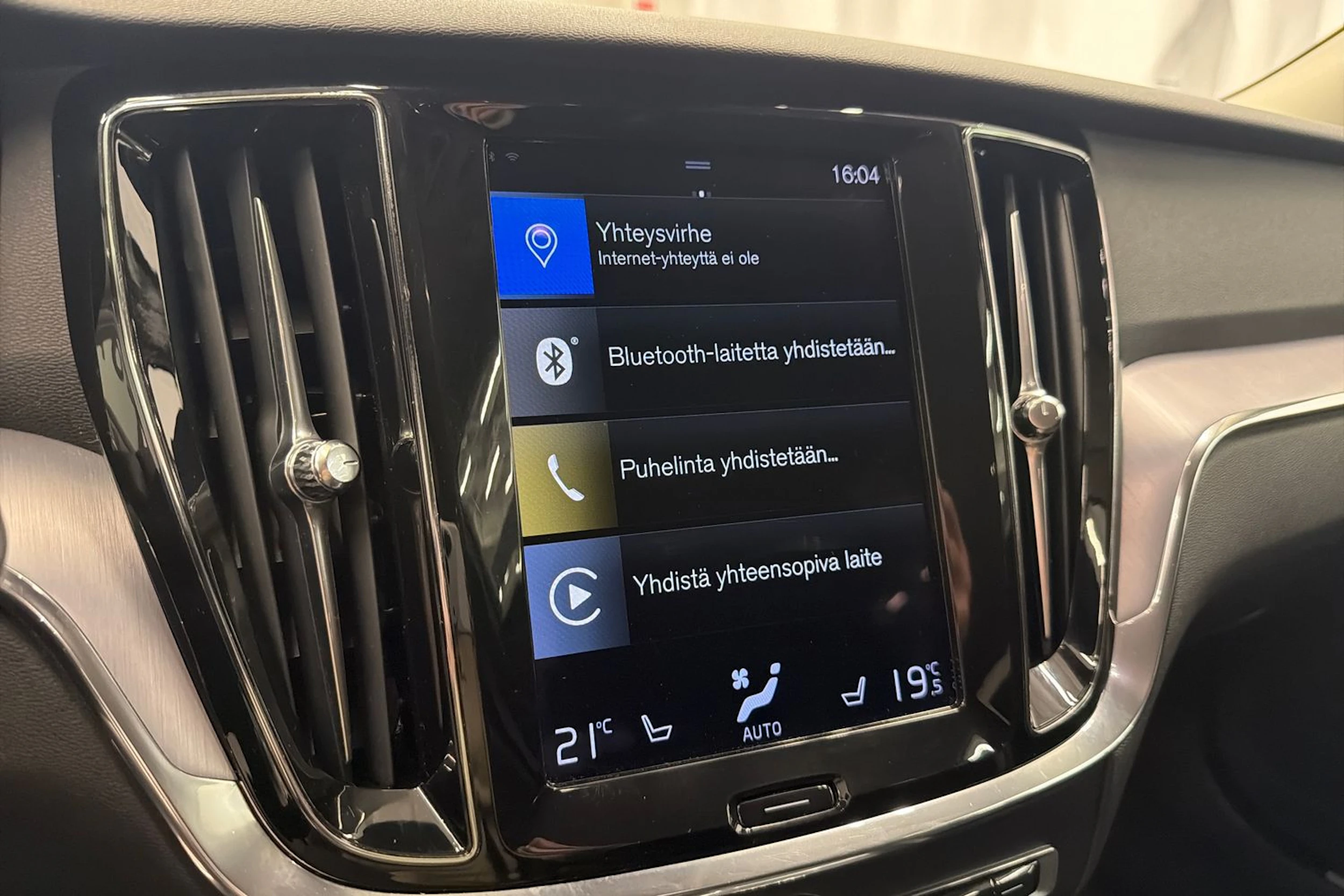 valkoinen Volvo V60 2021 kuva 18.