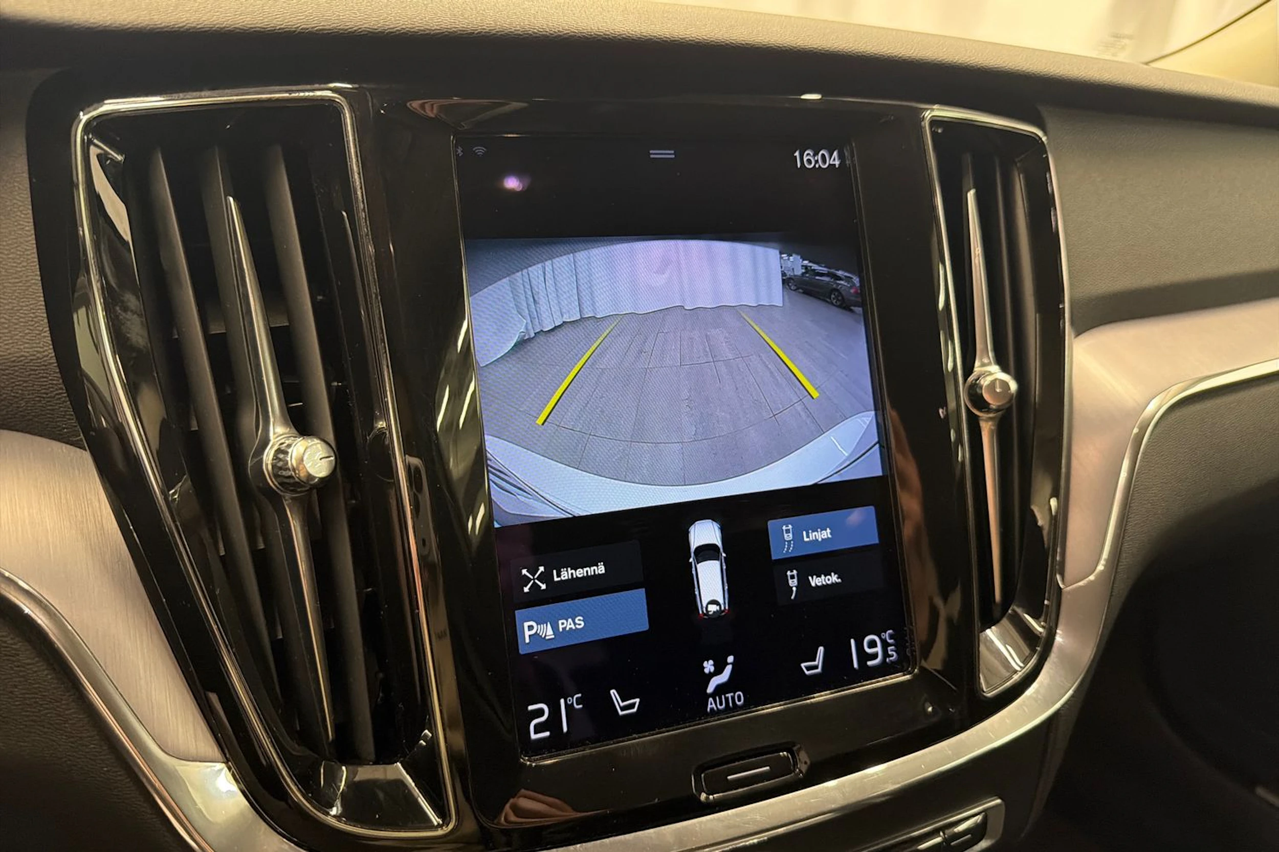valkoinen Volvo V60 2021 kuva 21.