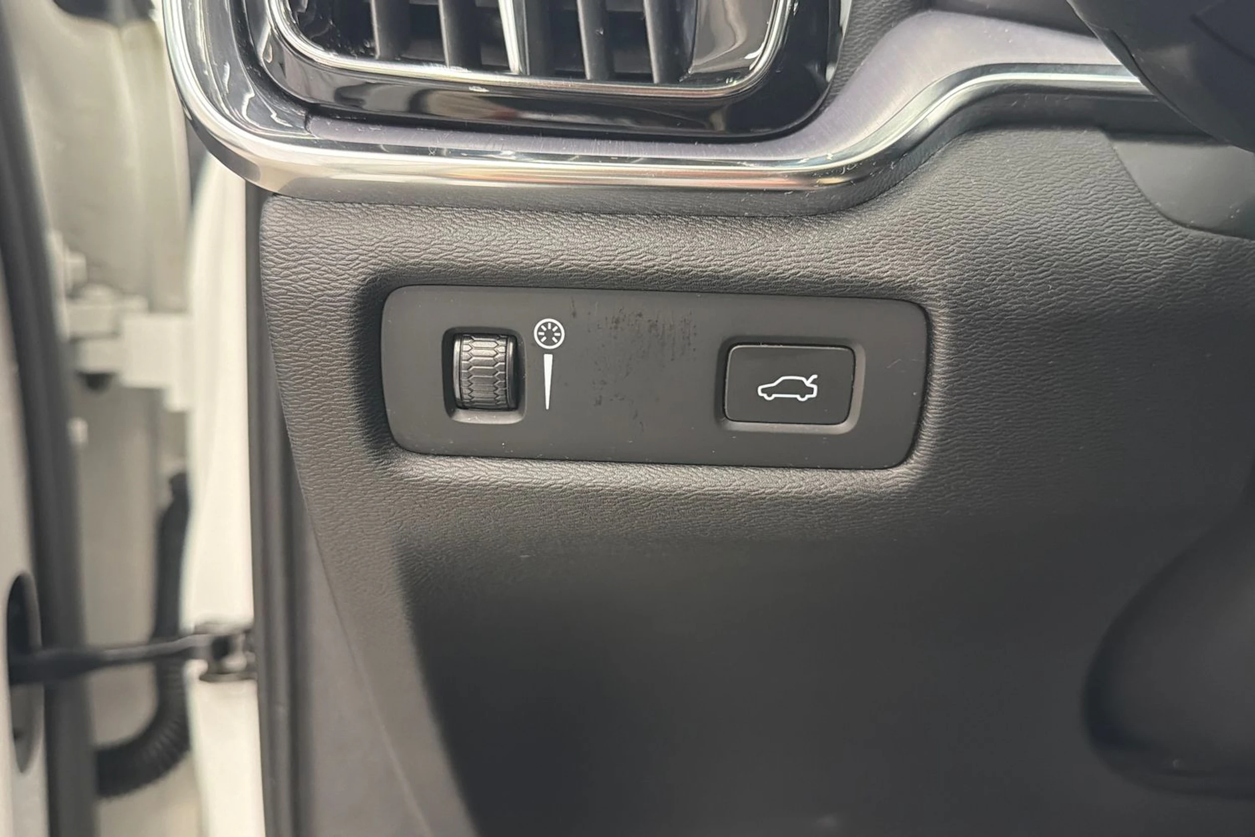valkoinen Volvo V60 2021 kuva 22.