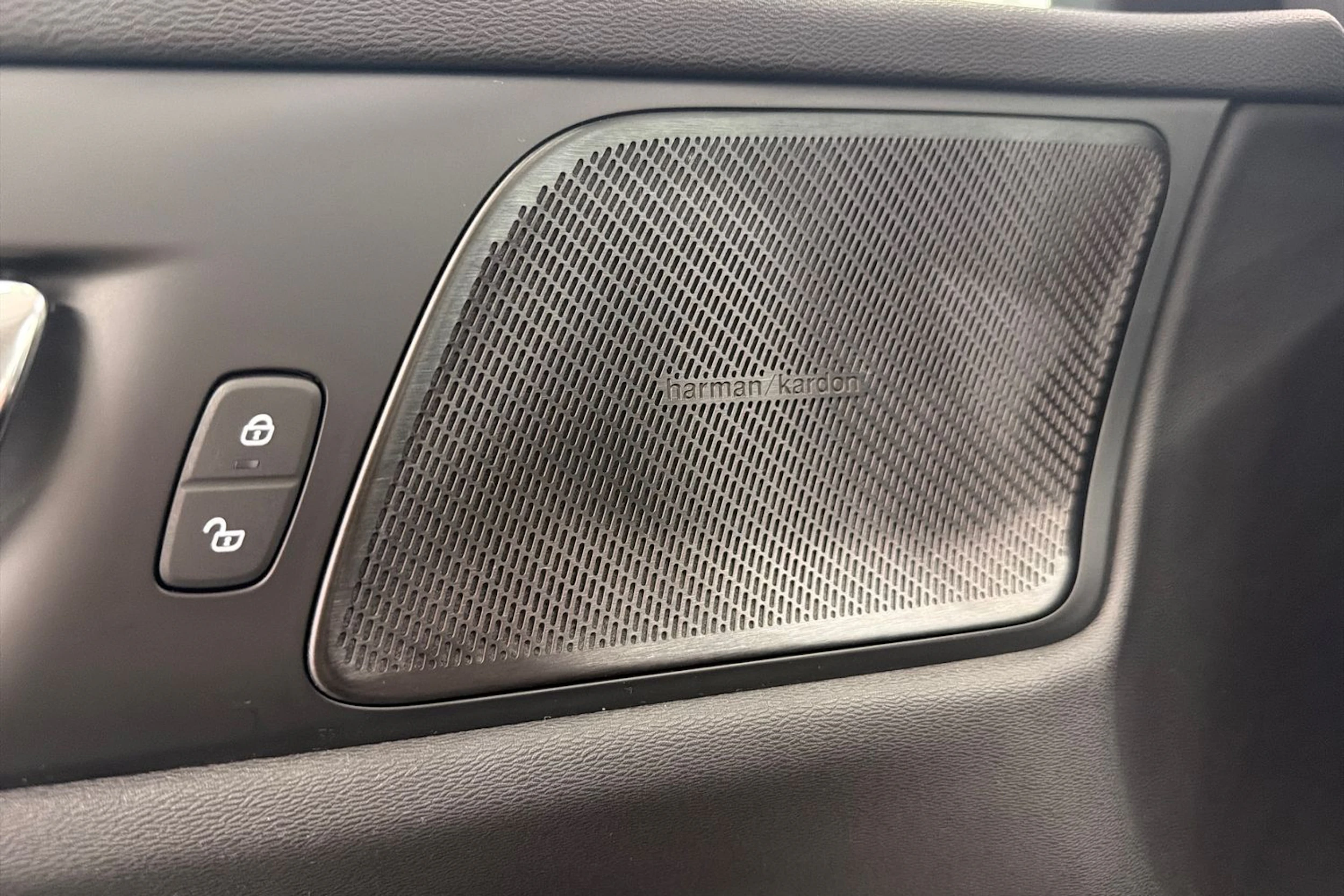 valkoinen Volvo V60 2021 kuva 25.