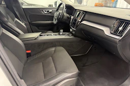 valkoinen Volvo V60 2021 kuva 26.
