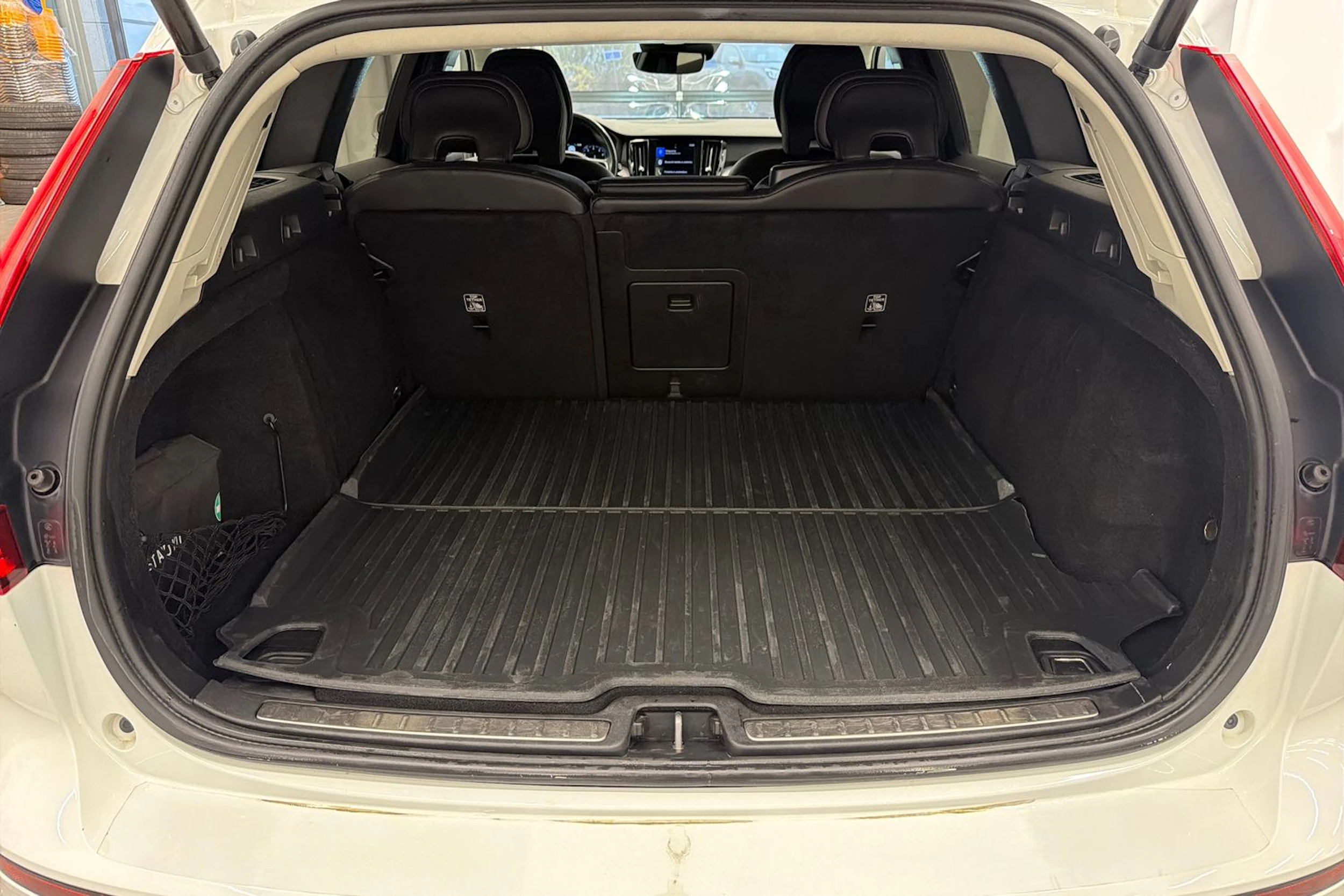 valkoinen Volvo V60 2021 kuva 27.