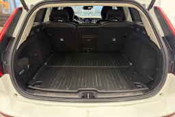 valkoinen Volvo V60 2021 kuva 27.