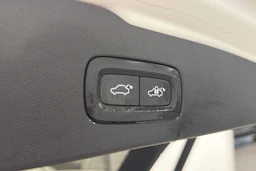 valkoinen Volvo V60 2021 kuva 29.