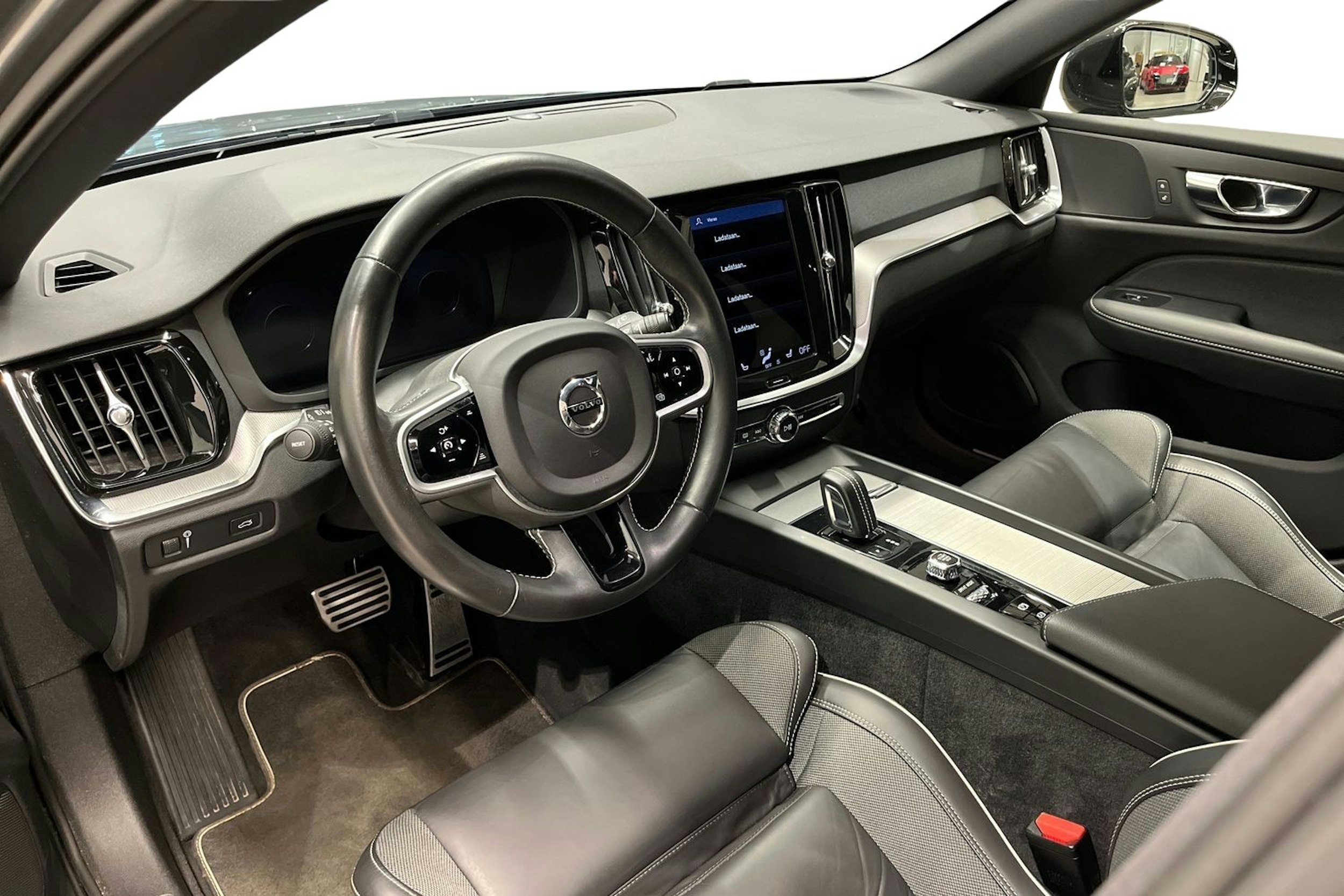 harmaa Volvo V60 2021 kuva 7.