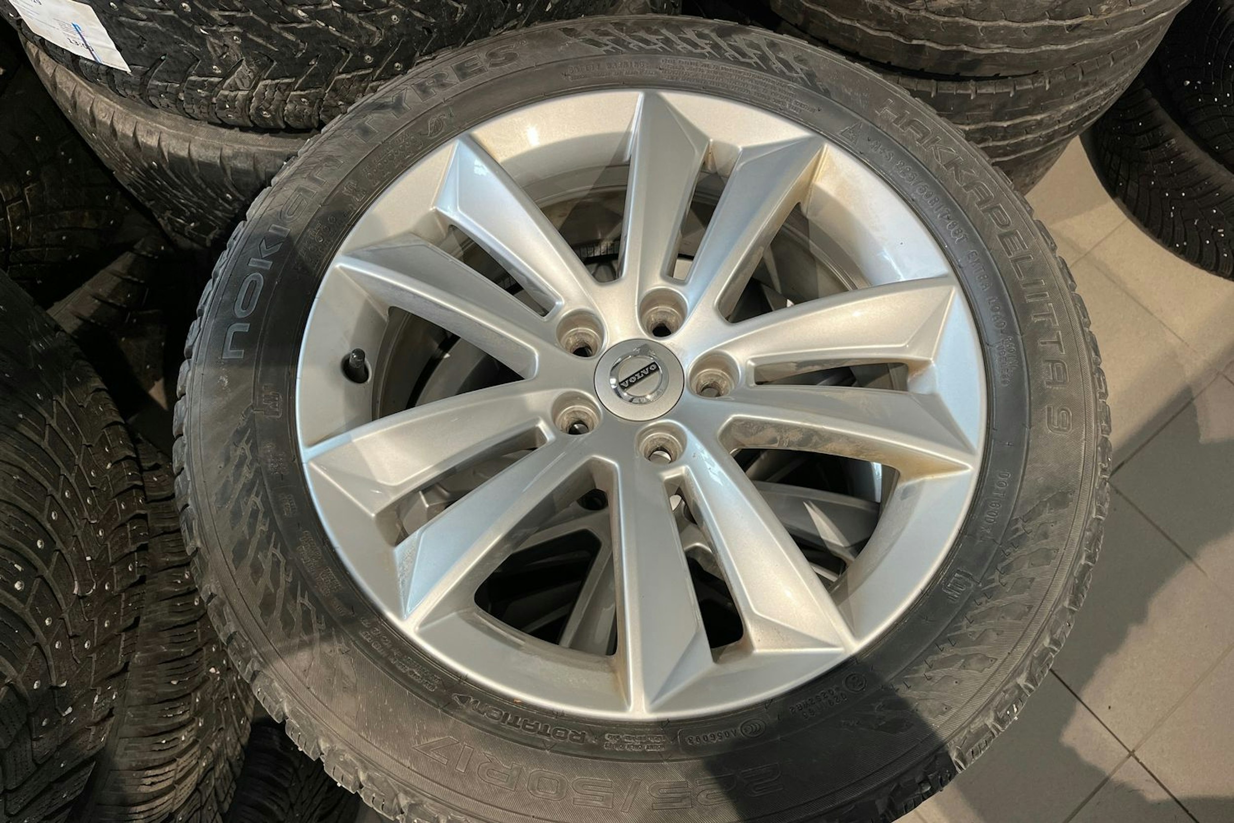 harmaa Volvo V60 2021 kuva 13.
