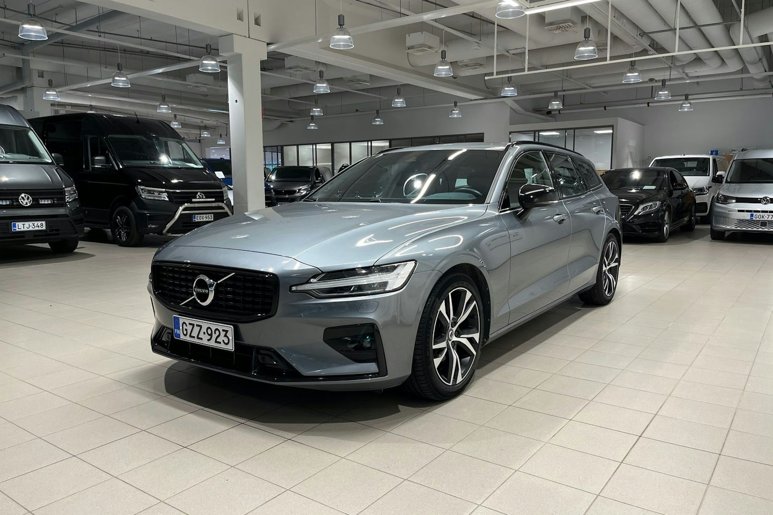 harmaa Volvo V60 2021 kuva 14.