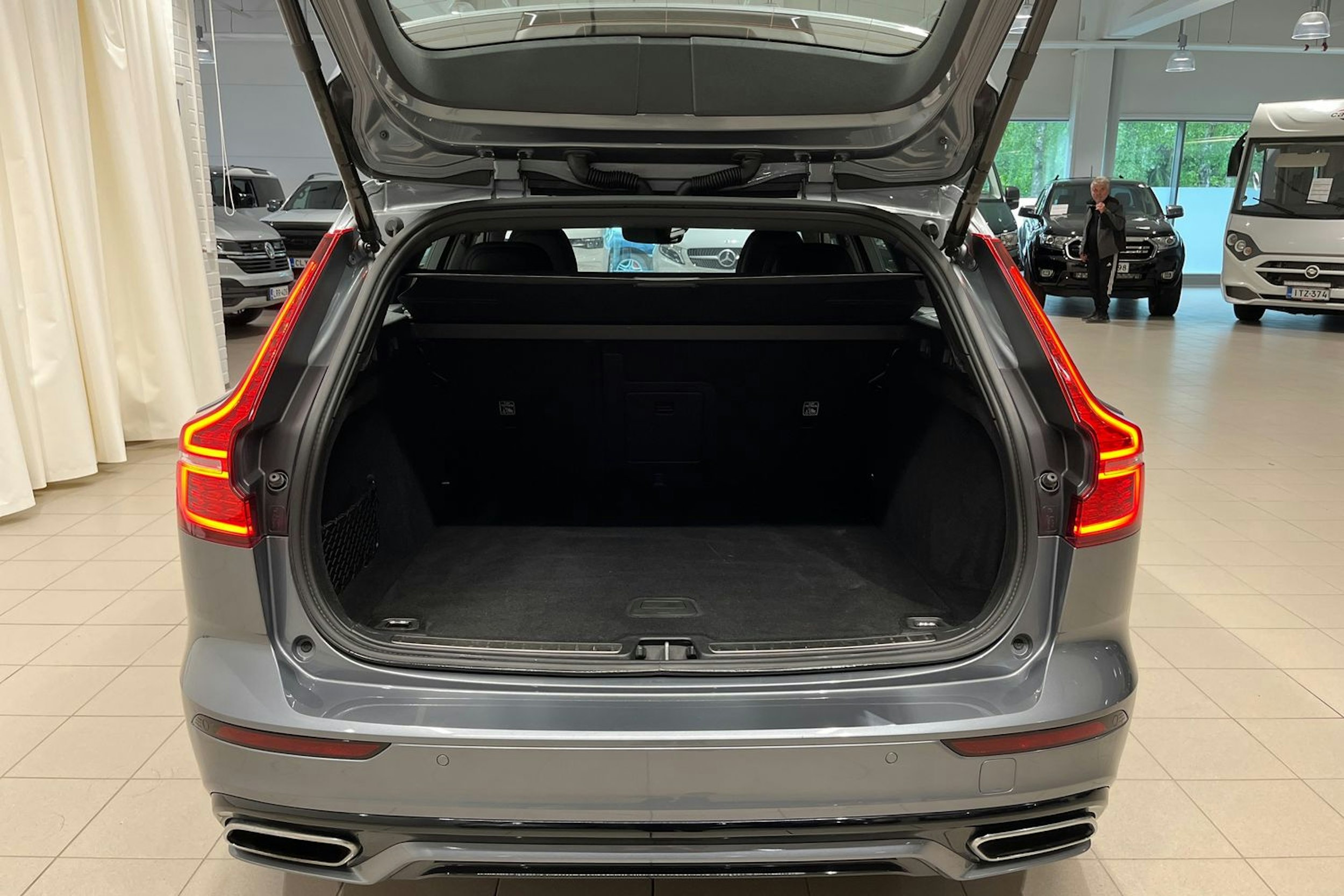 harmaa Volvo V60 2021 kuva 23.